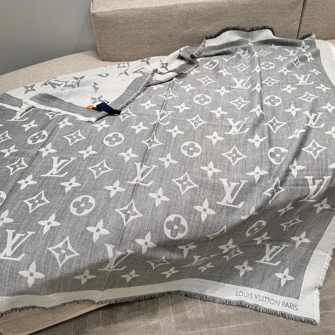 LOUIS VUITTON Женская шаль Monogram MP2412 LOUIS VUITTON Женская шаль Monogram MP2412