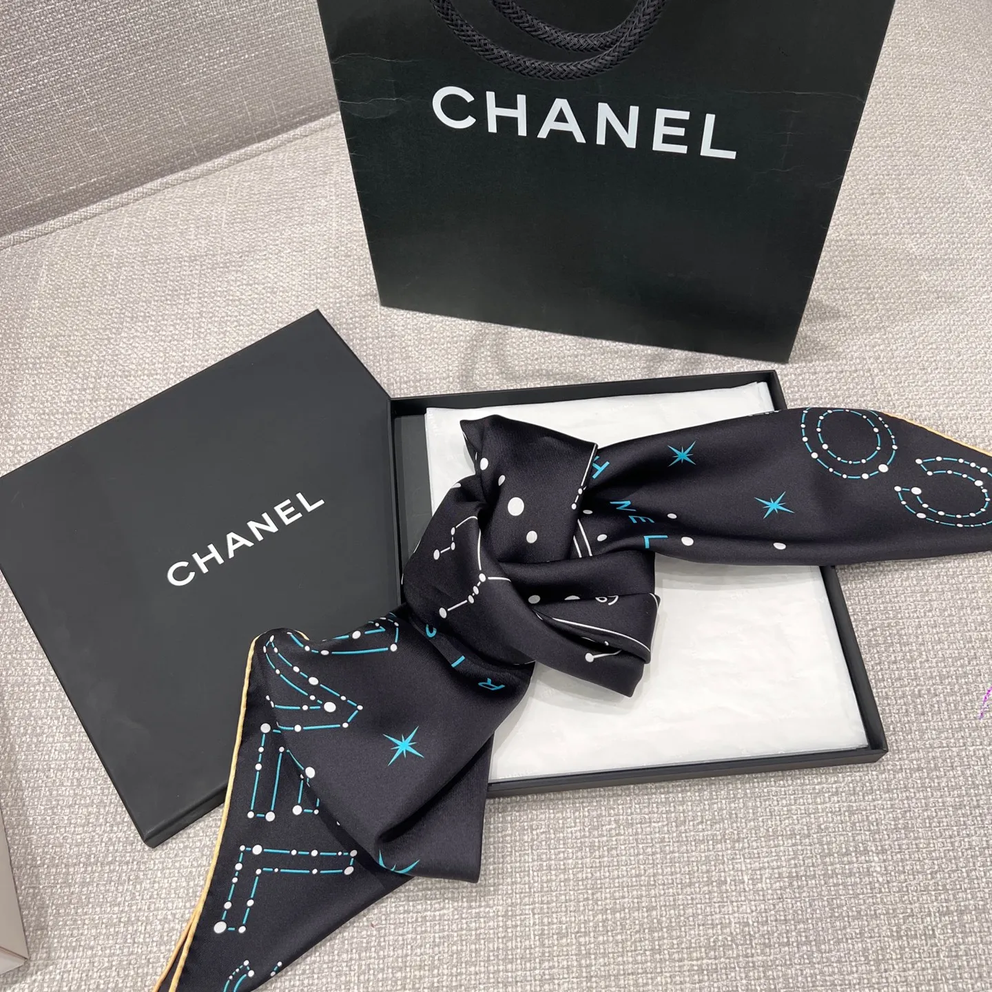 CHANEL Женский платок шёлк