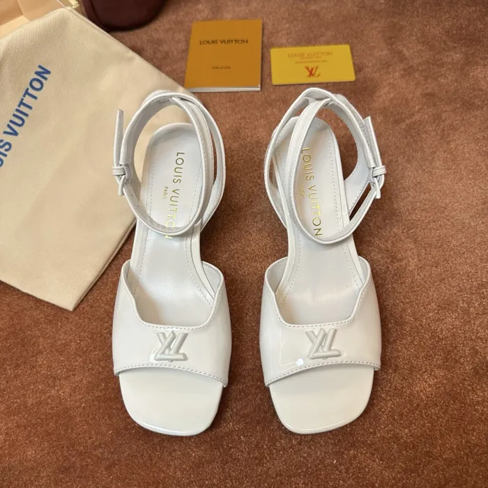 LOUIS VUITTON Женские босоножки коровья кожа