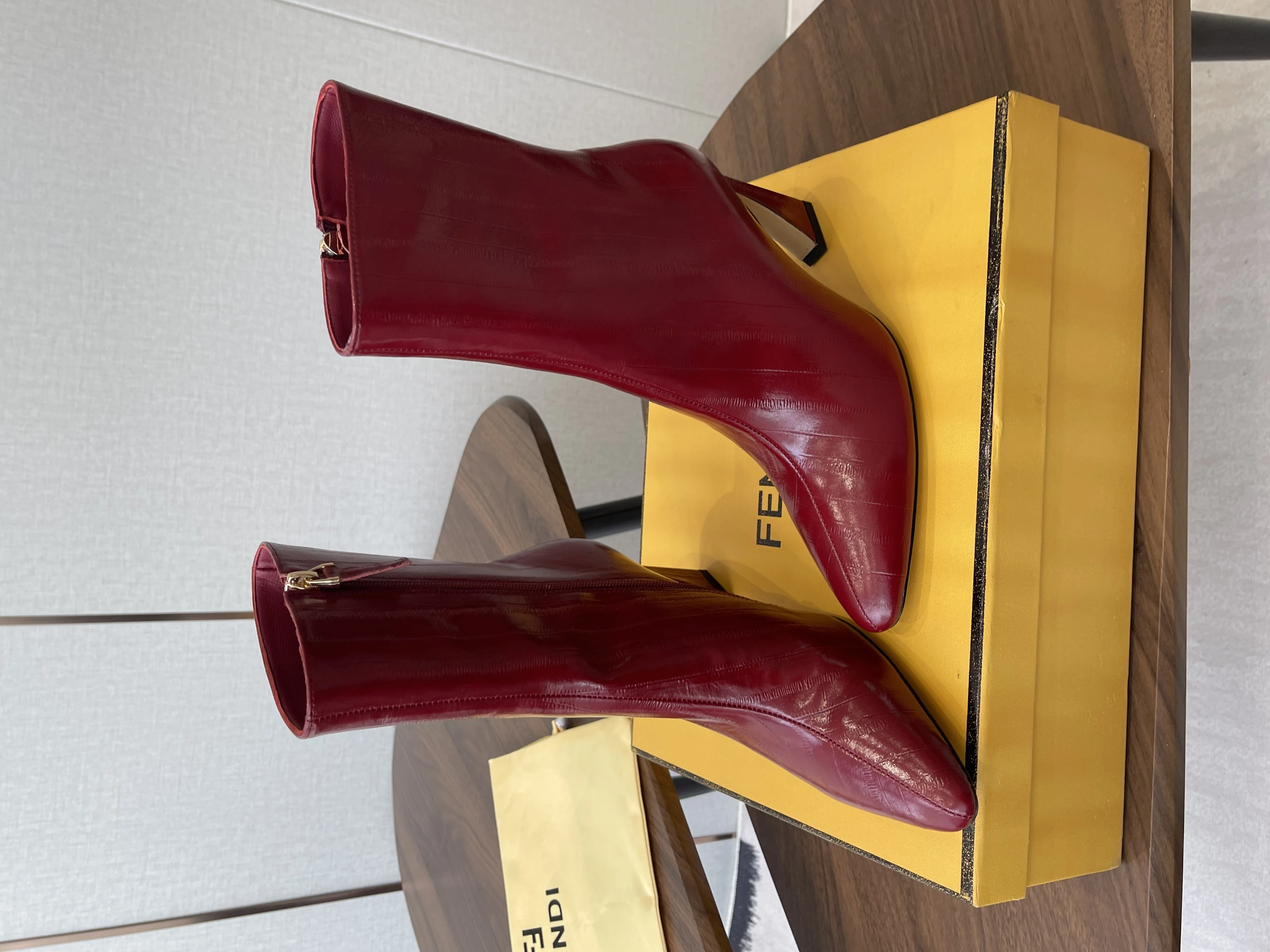 FENDI Женские ботильоны из коровьей кожи  FENDI Женские ботильоны из коровьей кожи