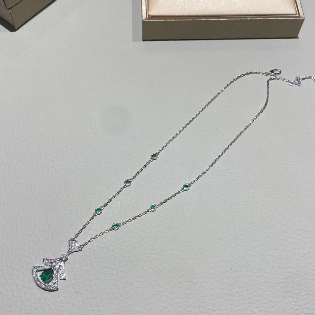 BVLGARI Колье Divas’Dream белое золото, изумруд и бриллианты BVLGARI Колье Divas’Dream белое золото, изумруд и бриллианты