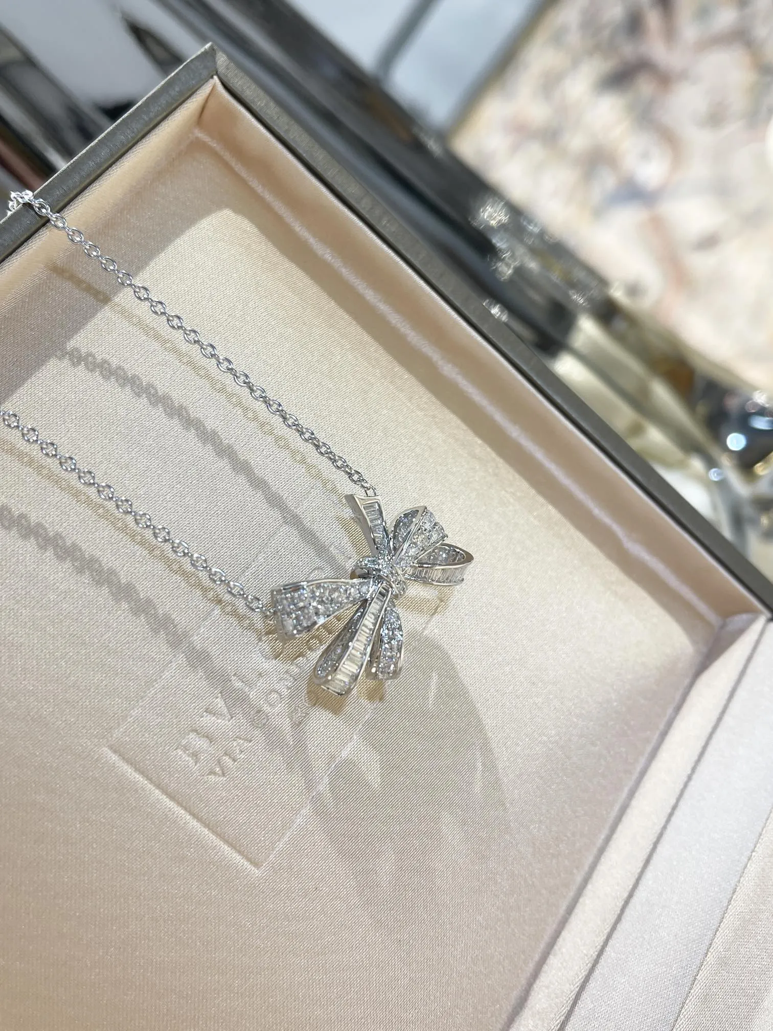 GRAFF Колье Tilda's Bow белое золото и бриллианты GRAFF Колье Tilda's Bow белое золото и бриллианты