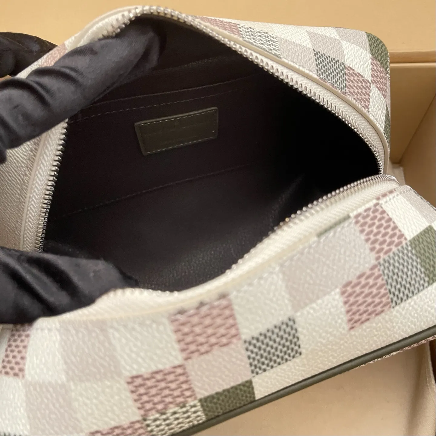 LOUIS VUITTON Мужская косметичка Locker Dopp Kit LOUIS VUITTON Мужская косметичка Locker Dopp Kit