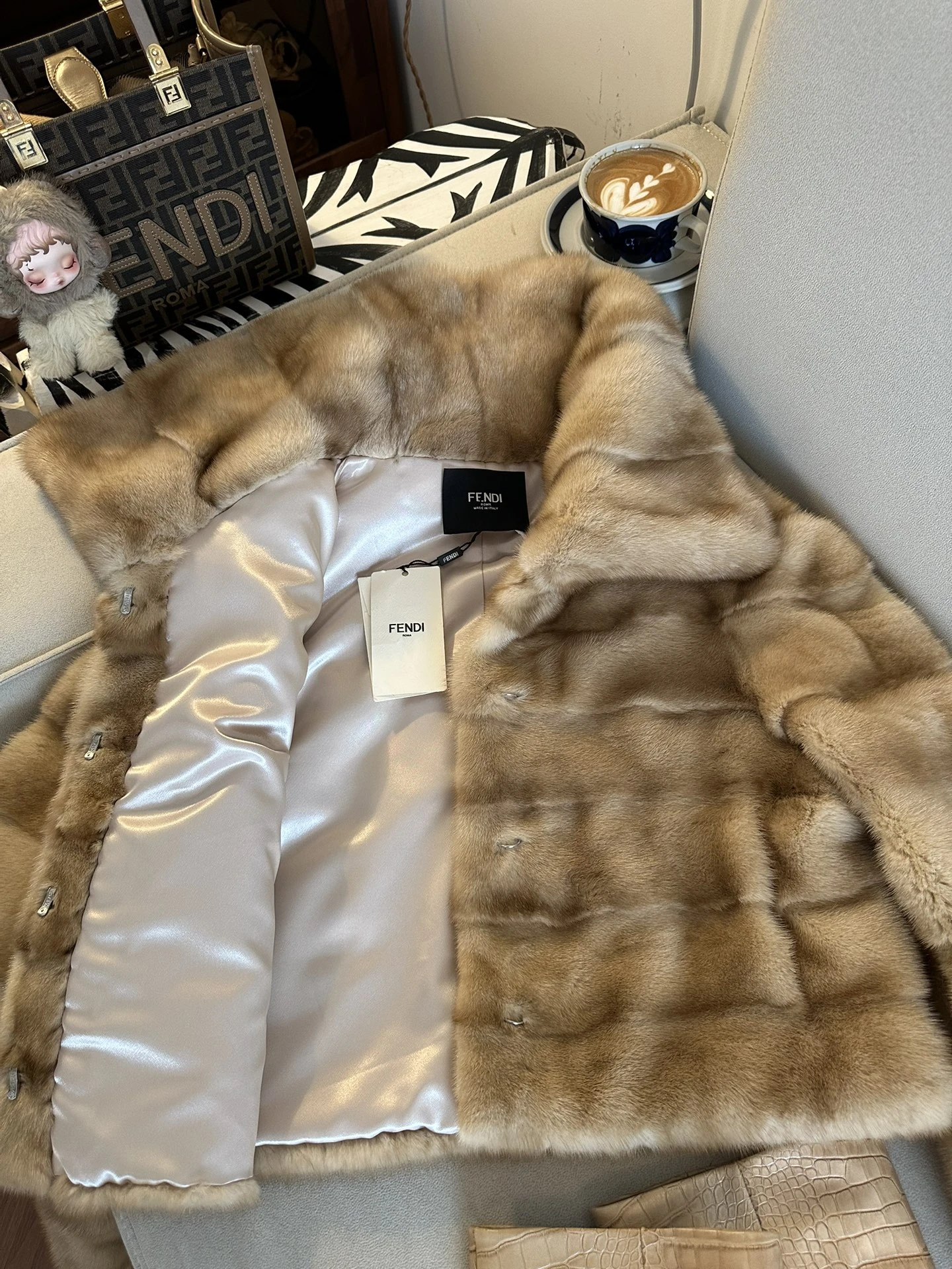 FENDI Женская шуба из норки FENDI Женская шуба из норки