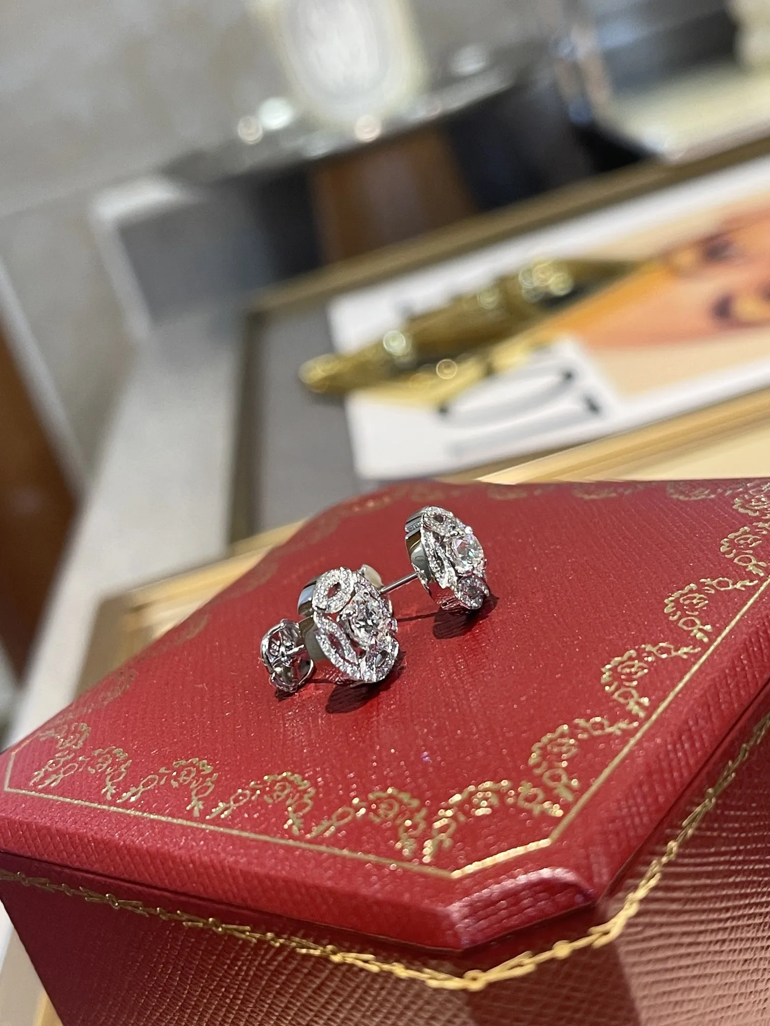 CARTIER Серьги гвоздики из белого золота и бриллиантов CARTIER Серьги гвоздики из белого золота и бриллиантов