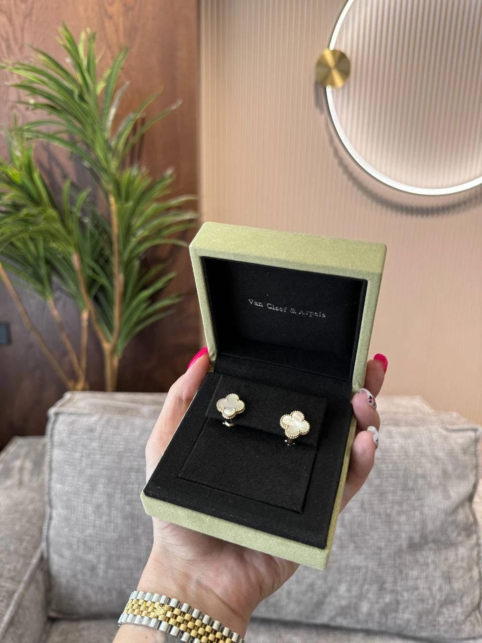 Van Cleef & Arpels Серьги Alhambra желтое золото и перламутр Van Cleef & Arpels Серьги Alhambra желтое золото и перламутр