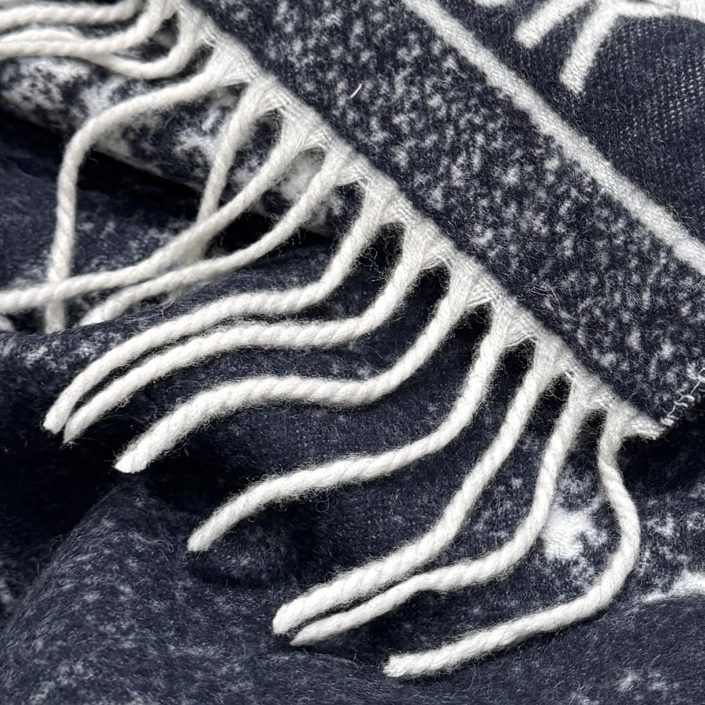 CHRISTIAN DIOR Женская шаль Yoju Animal Jungle CHRISTIAN DIOR Женская шаль Yoju Animal Jungle