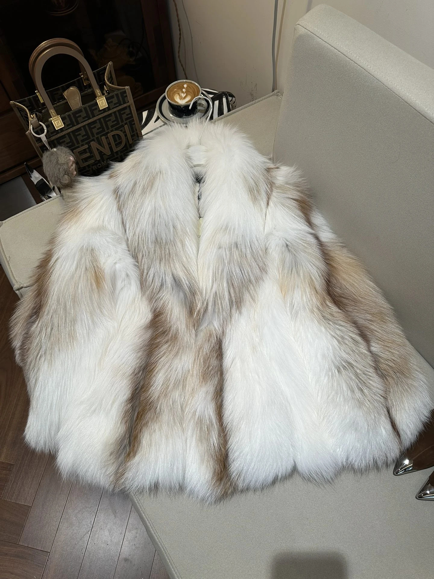 FENDI Женская шуба из меха лисы FENDI Женская шуба из меха лисы