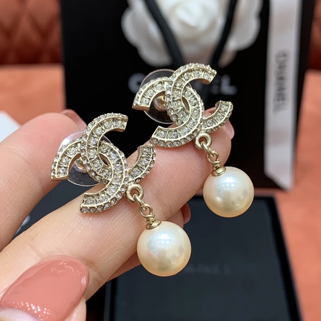 CHANEL Женские серьги с жемчугом CHANEL Женские серьги с жемчугом