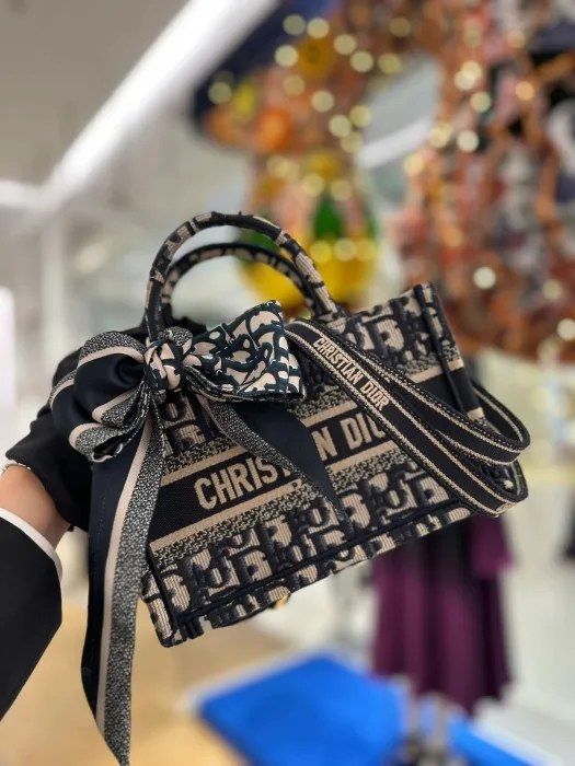 CHRISTIAN DIOR Женская сумка Dior Book Tote с ремнем Oblique