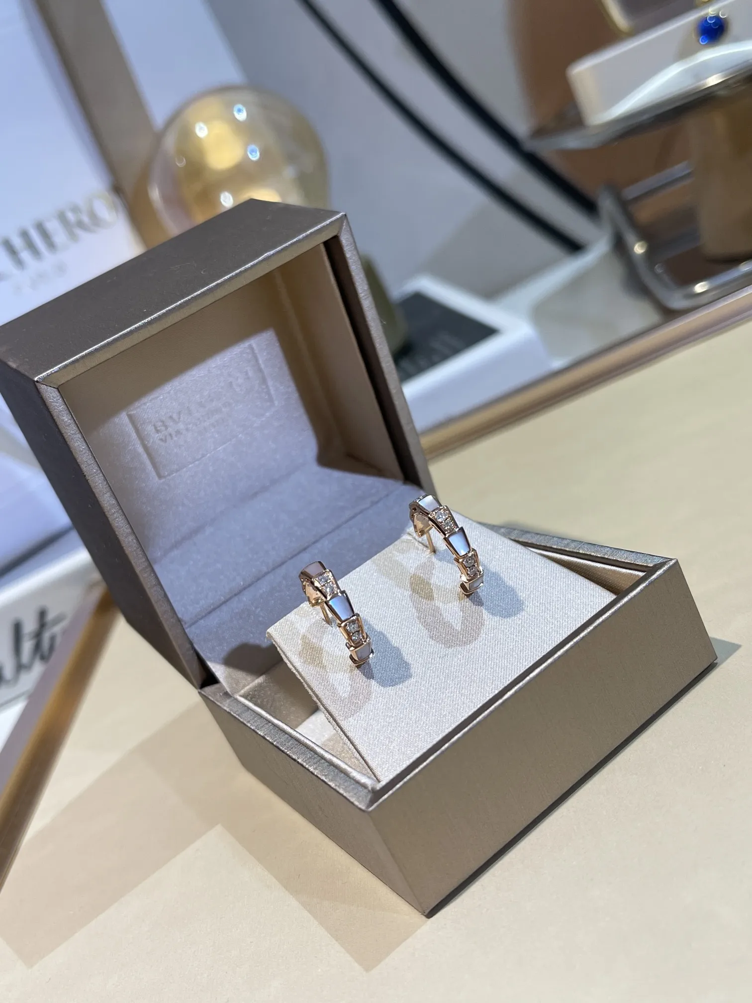 BVLGARI Серьги розовое золото, перламутр и бриллианты BVLGARI Серьги розовое золото, перламутр и бриллианты