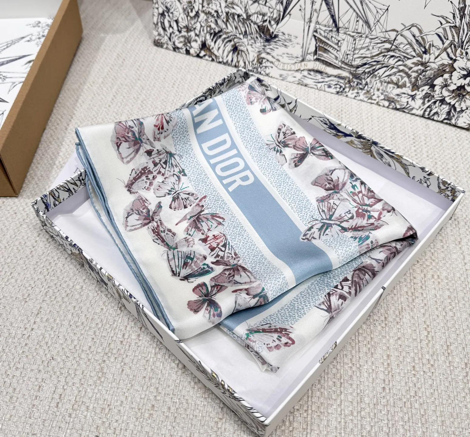 CHRISTIAN DIOR Женский платок из шёлка в пастельных тонах CHRISTIAN DIOR Женский платок из шёлка в пастельных тонах