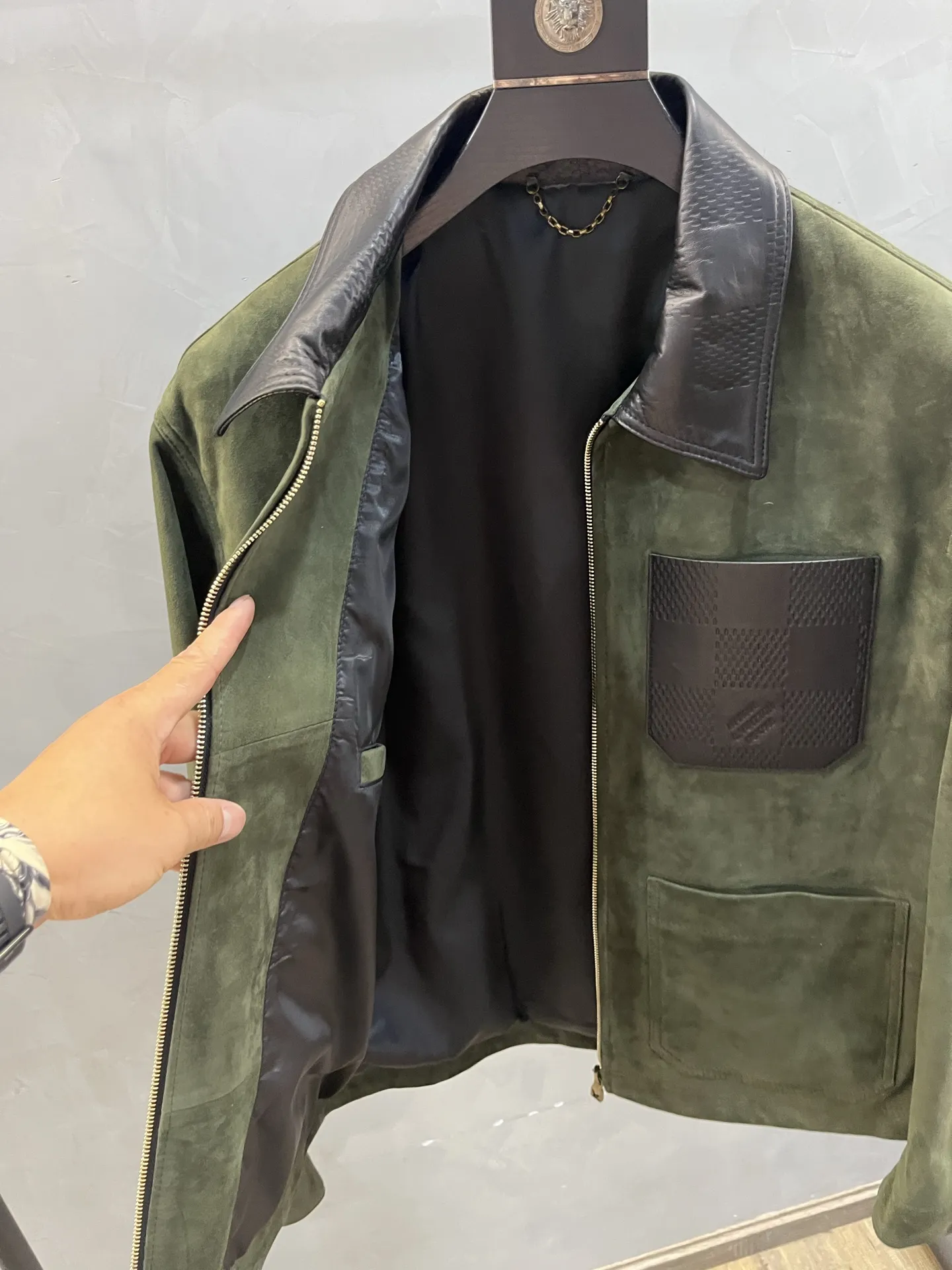 LOUIS VUITTON Мужская куртка из замши LOUIS VUITTON Мужская куртка из замши