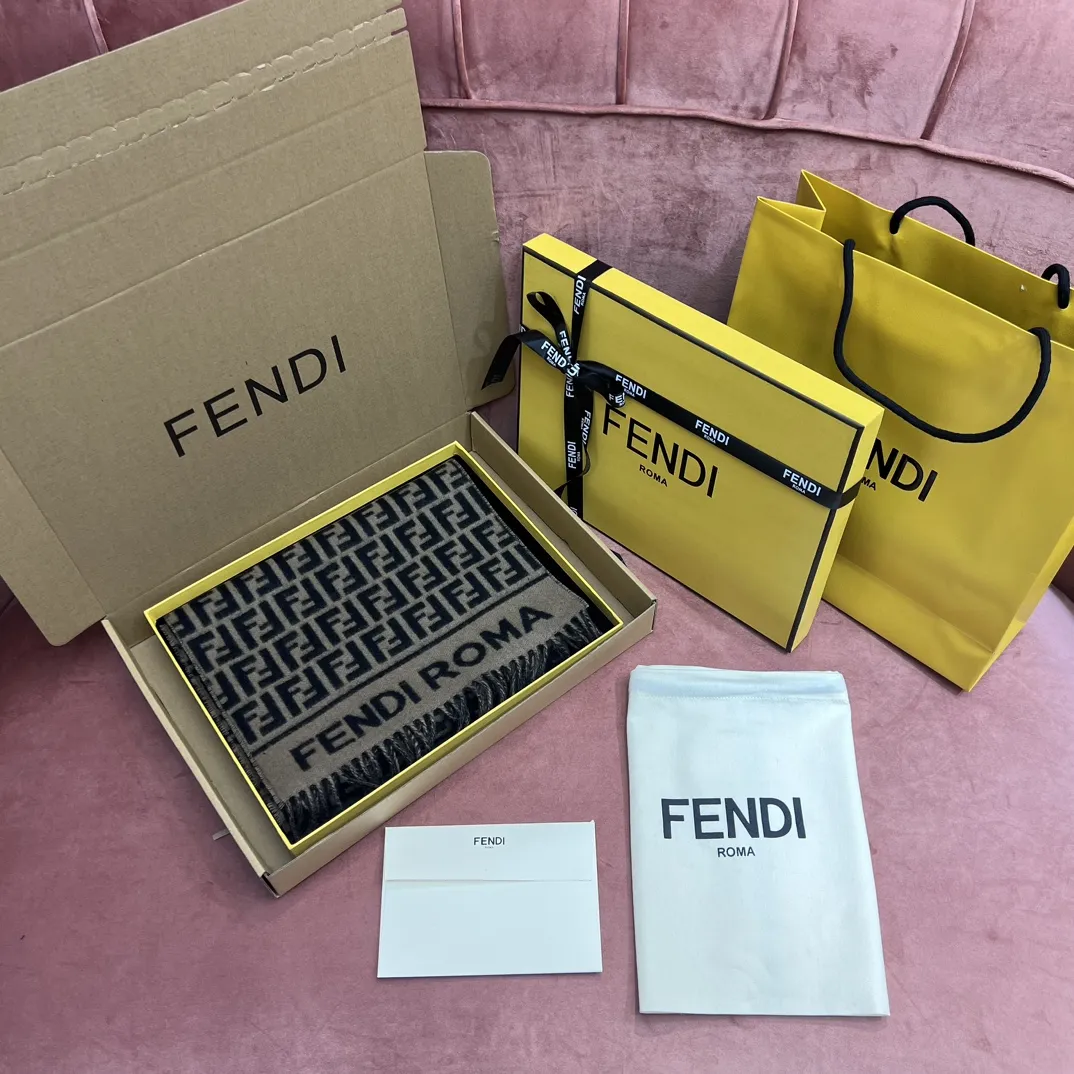 FENDI Женский шарф из шерсти и кашемира
