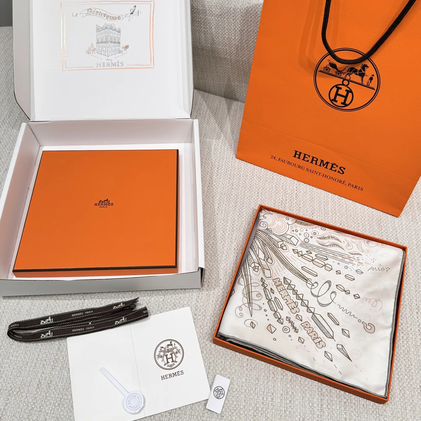 HERMES Женский платок из шелка HERMES Женский платок из шелка