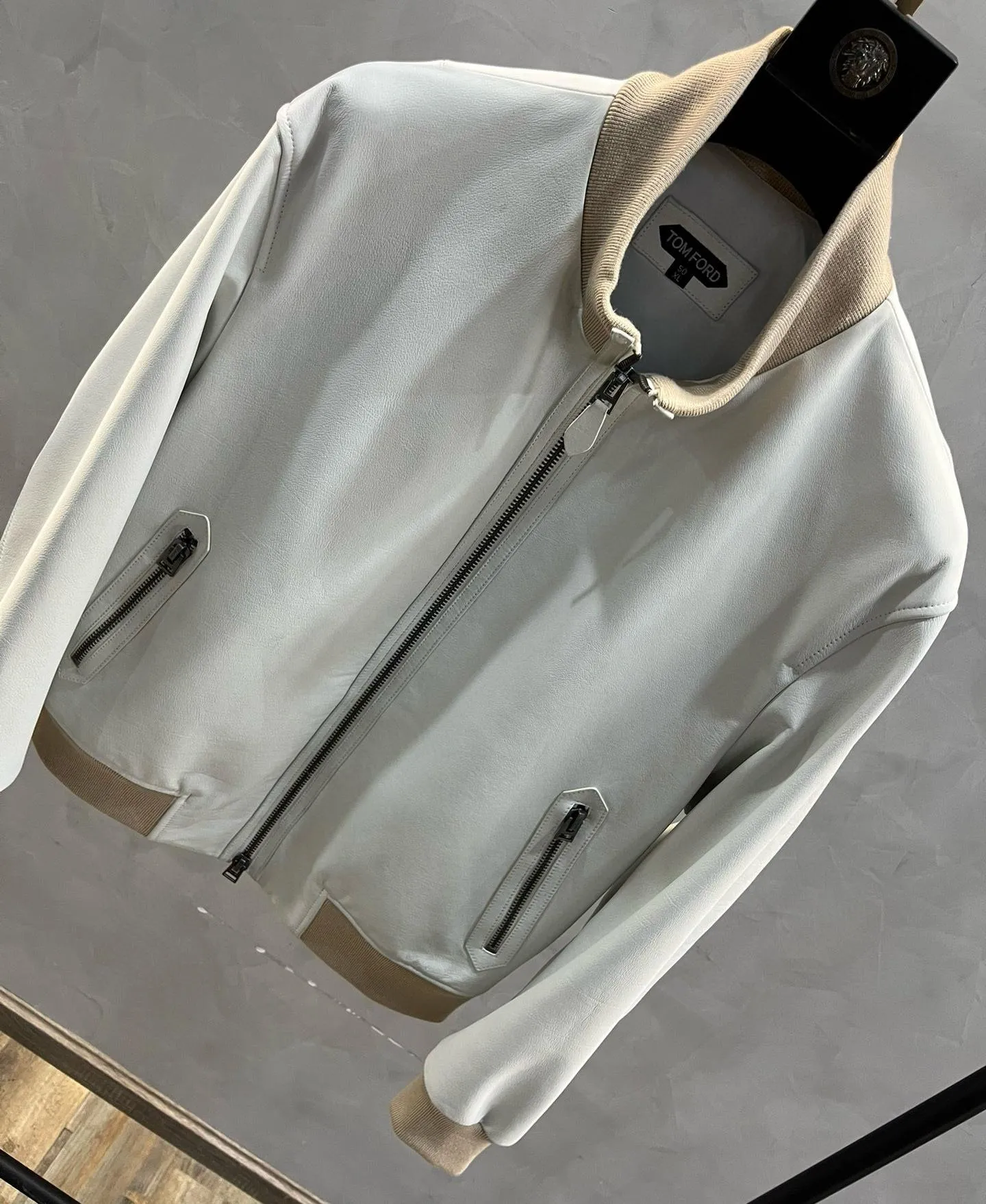 TOM FORD Мужская коричневая кожаная куртка с контрастными манжетами и воротником