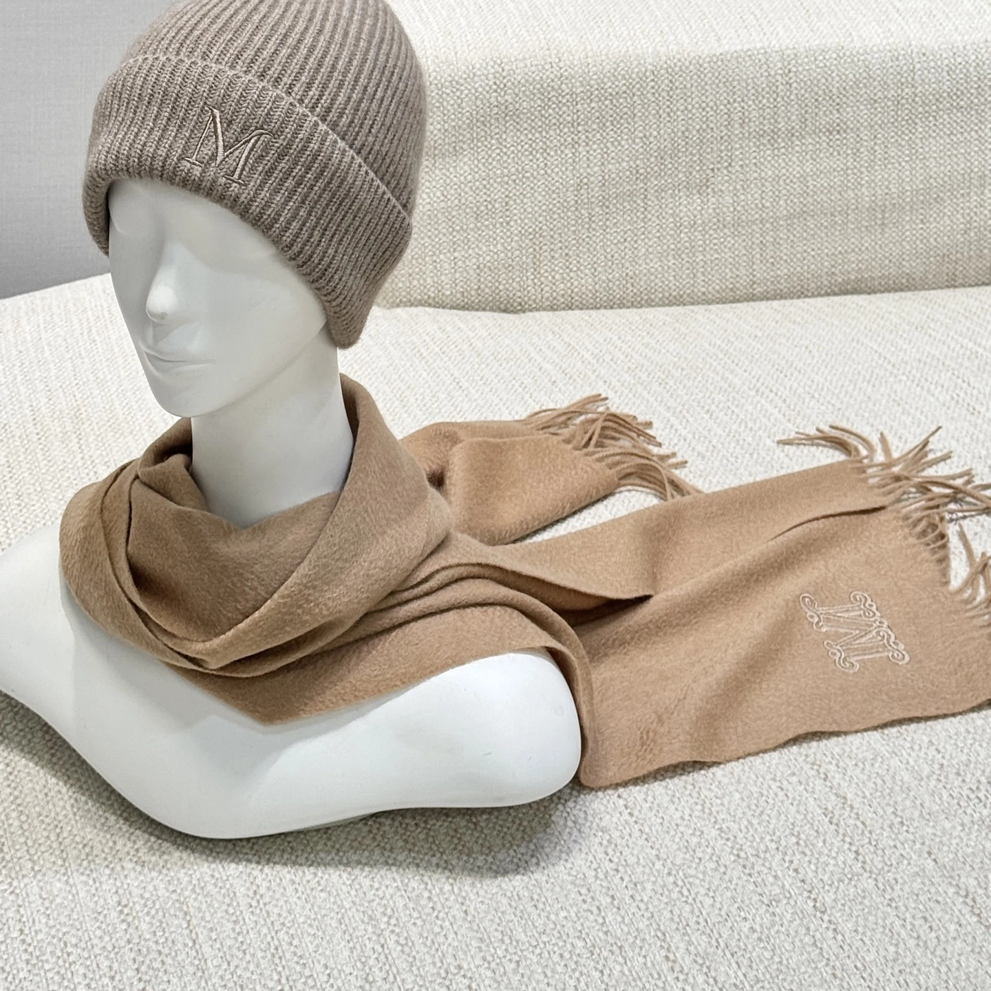 MAX MARA Женский шарф из кашемира MAX MARA Женский шарф из кашемира