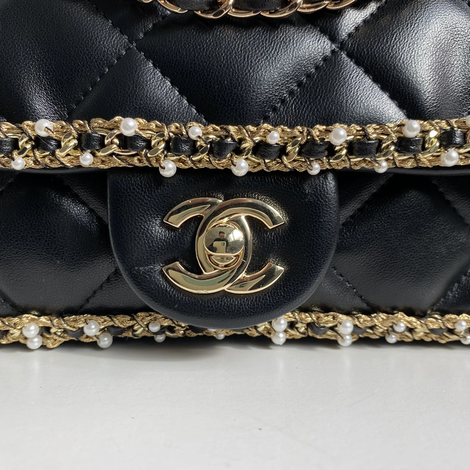CHANEL Женская винтажная сумка из овчины CHANEL Женская винтажная сумка из овчины