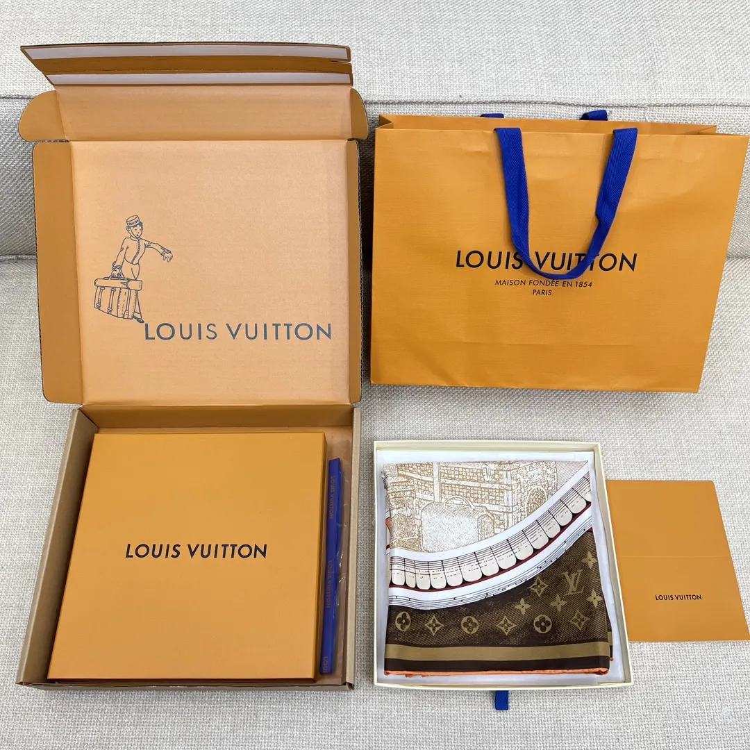 LOUIS VUITTON Женский платок из шёлка LOUIS VUITTON Женский платок из шёлка