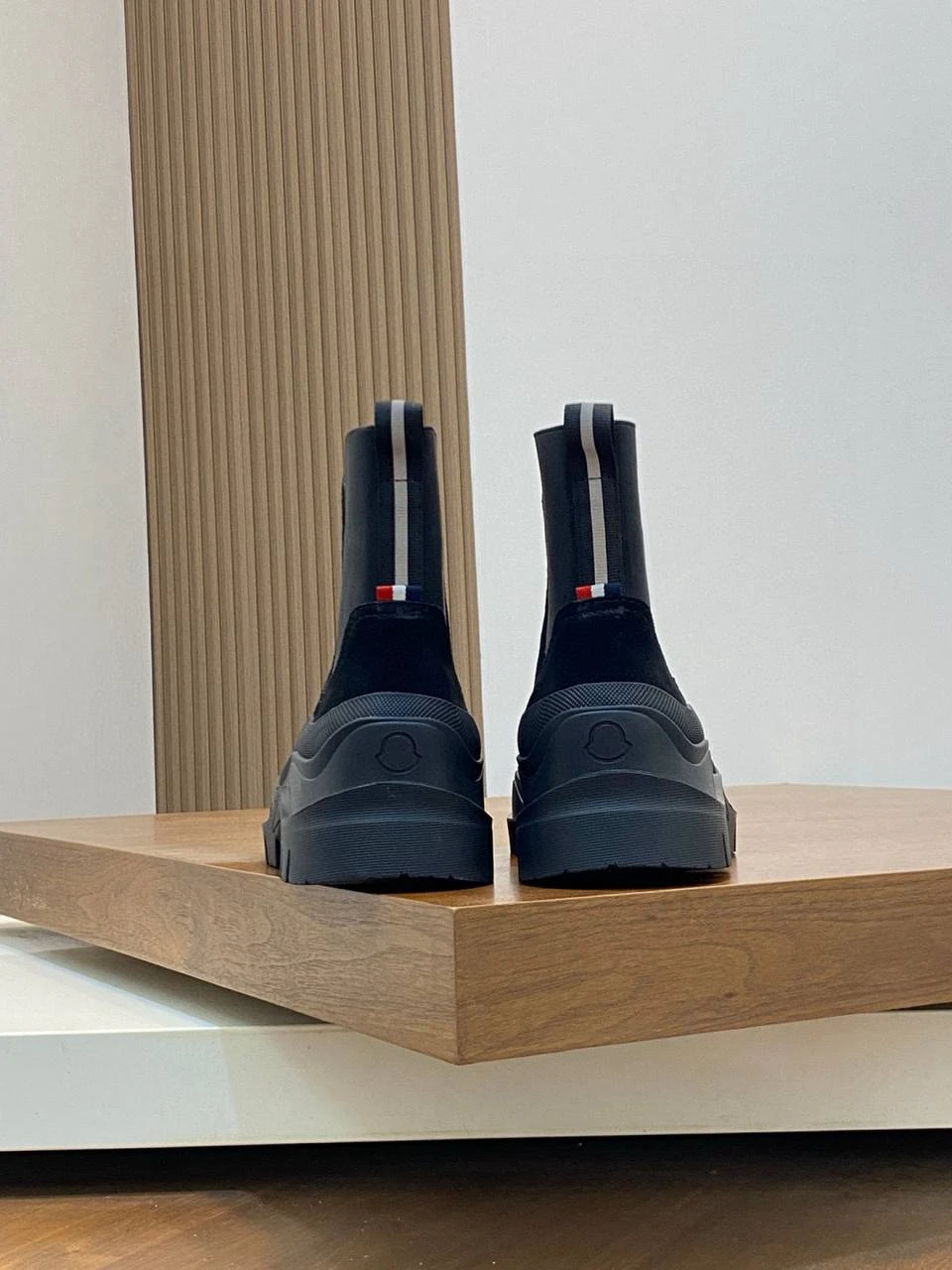 MONCLER Мужские ботинки из коровьей кожи классический силует челси MONCLER Мужские ботинки из коровьей кожи классический силует челси