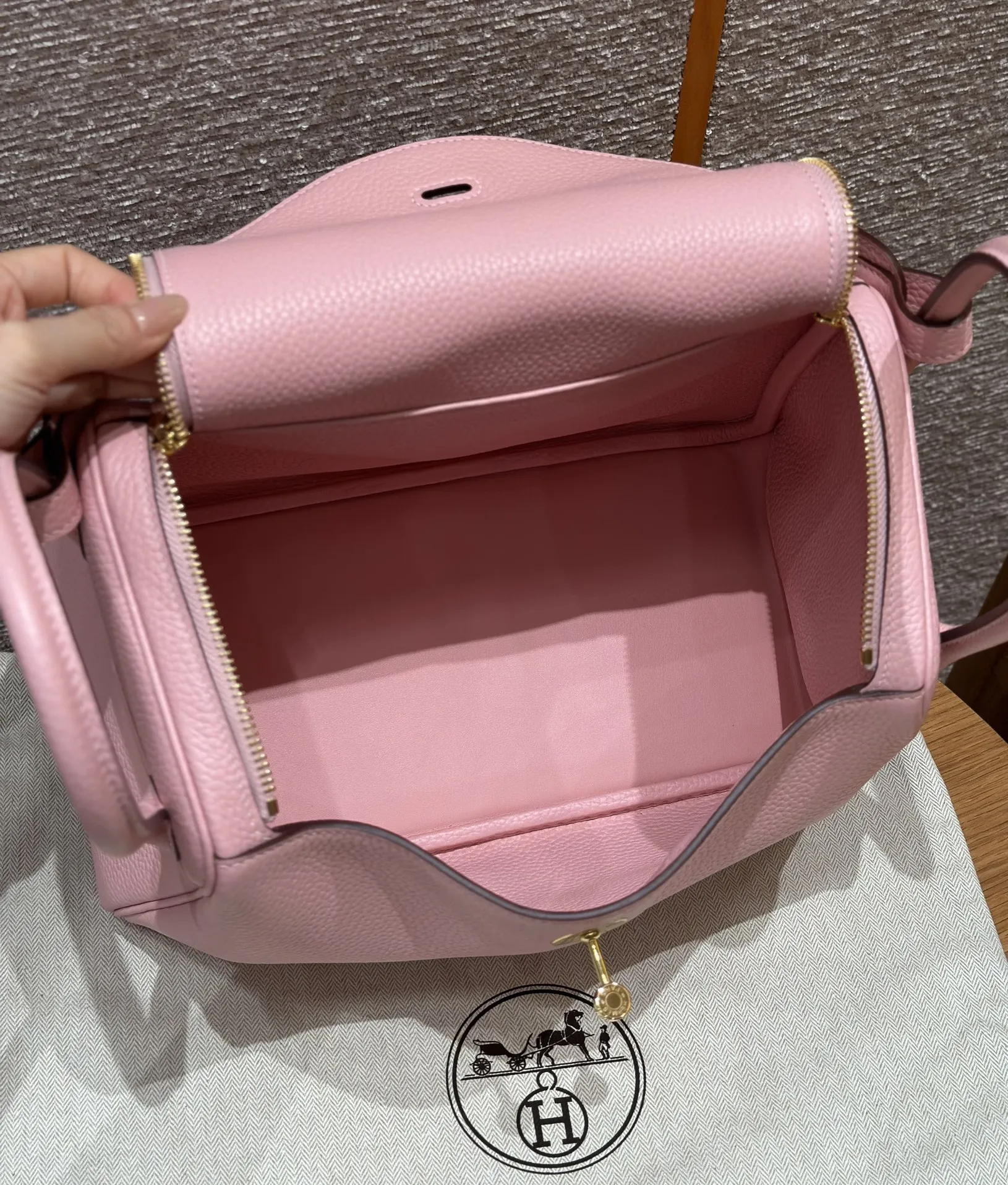 HERMES Женская сумка Lindy 30 см 3Q Clemence HERMES Женская сумка Lindy 30 см 3Q Clemence