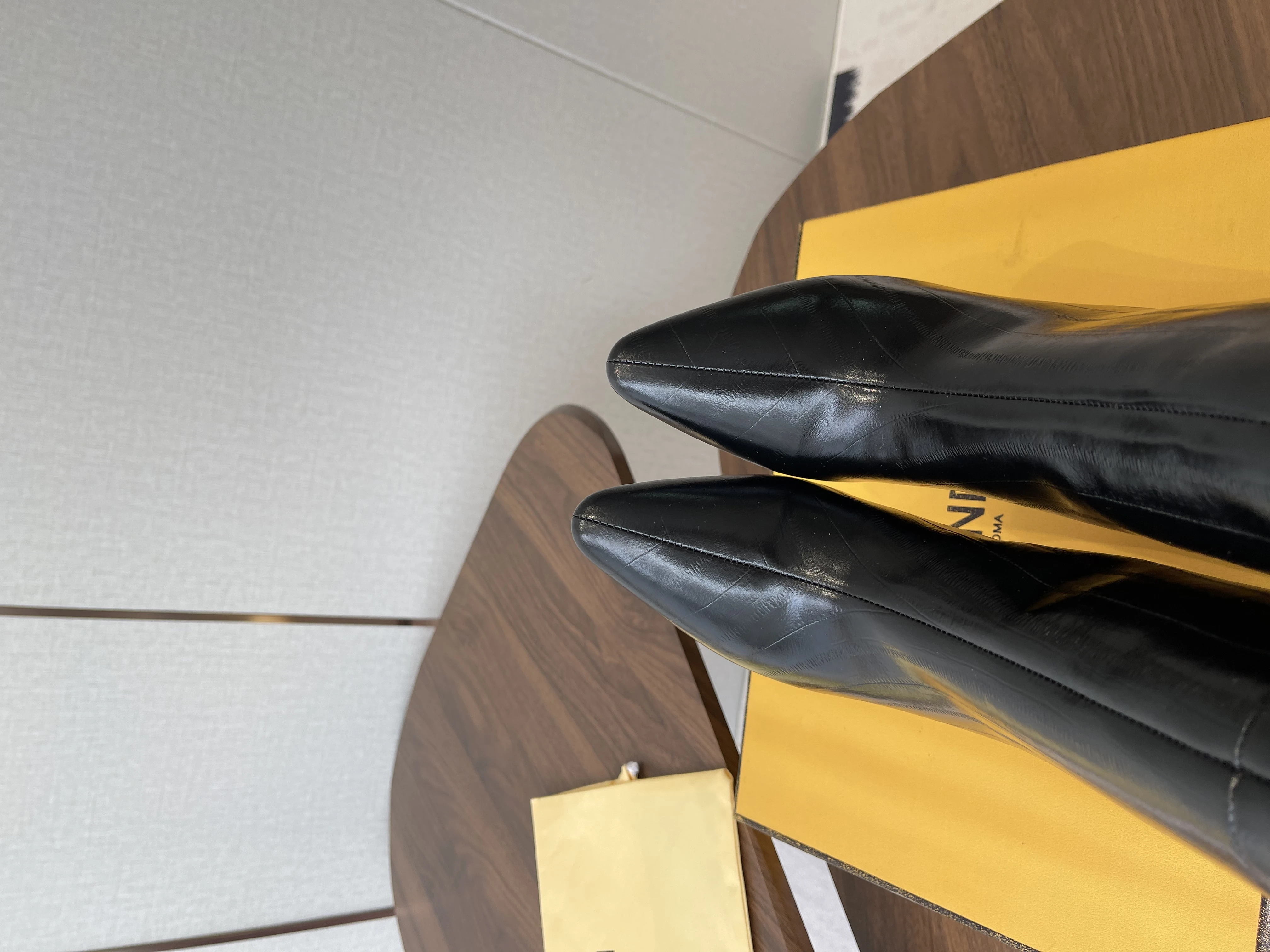 FENDI Женские сапоги из коровьей кожи 