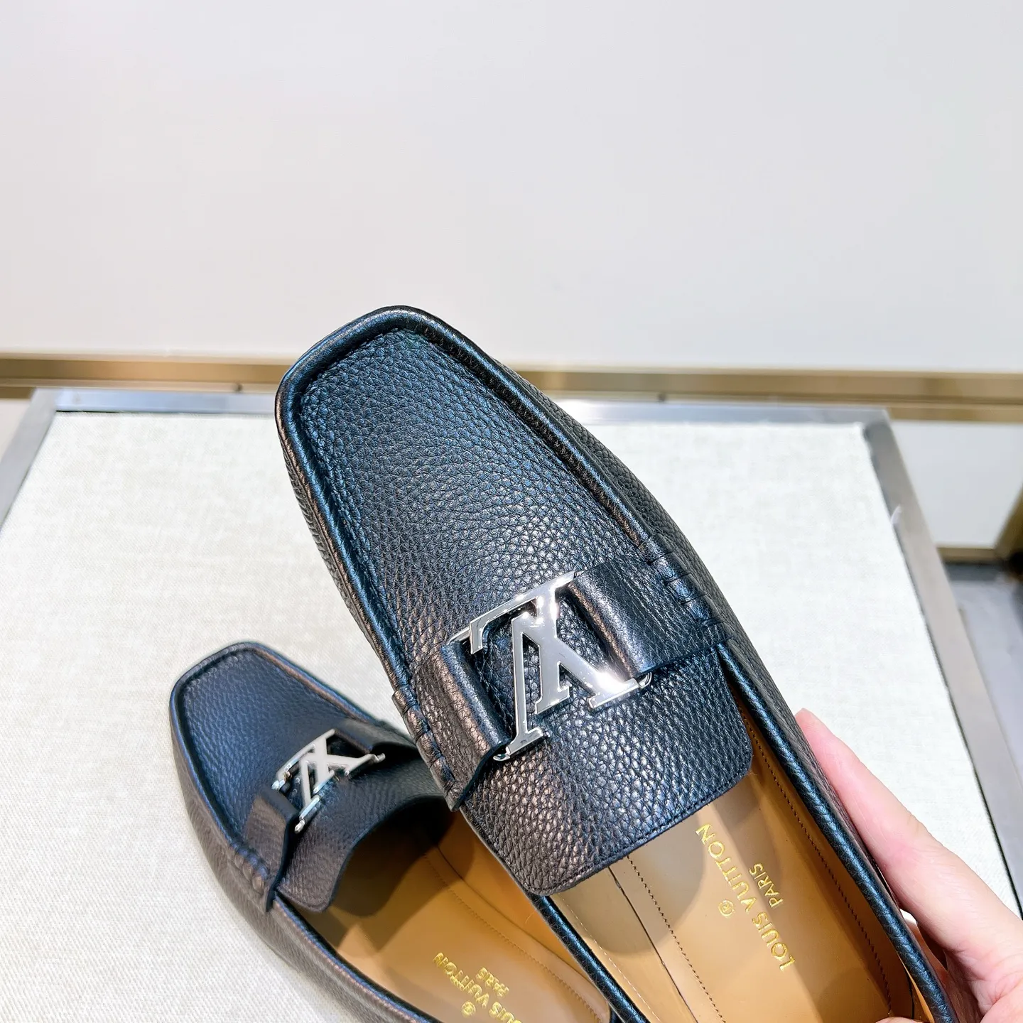 LOUIS VUITTON Мужские лоферы коровья кожа с логотипом