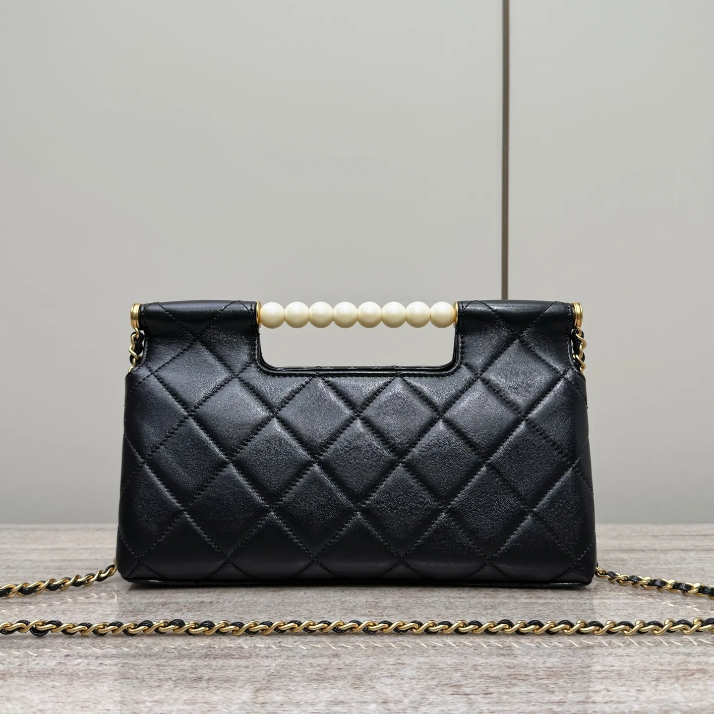 CHANEL Женская сумка 25P с жемчужной ручкой CHANEL Женская сумка 25P с жемчужной ручкой