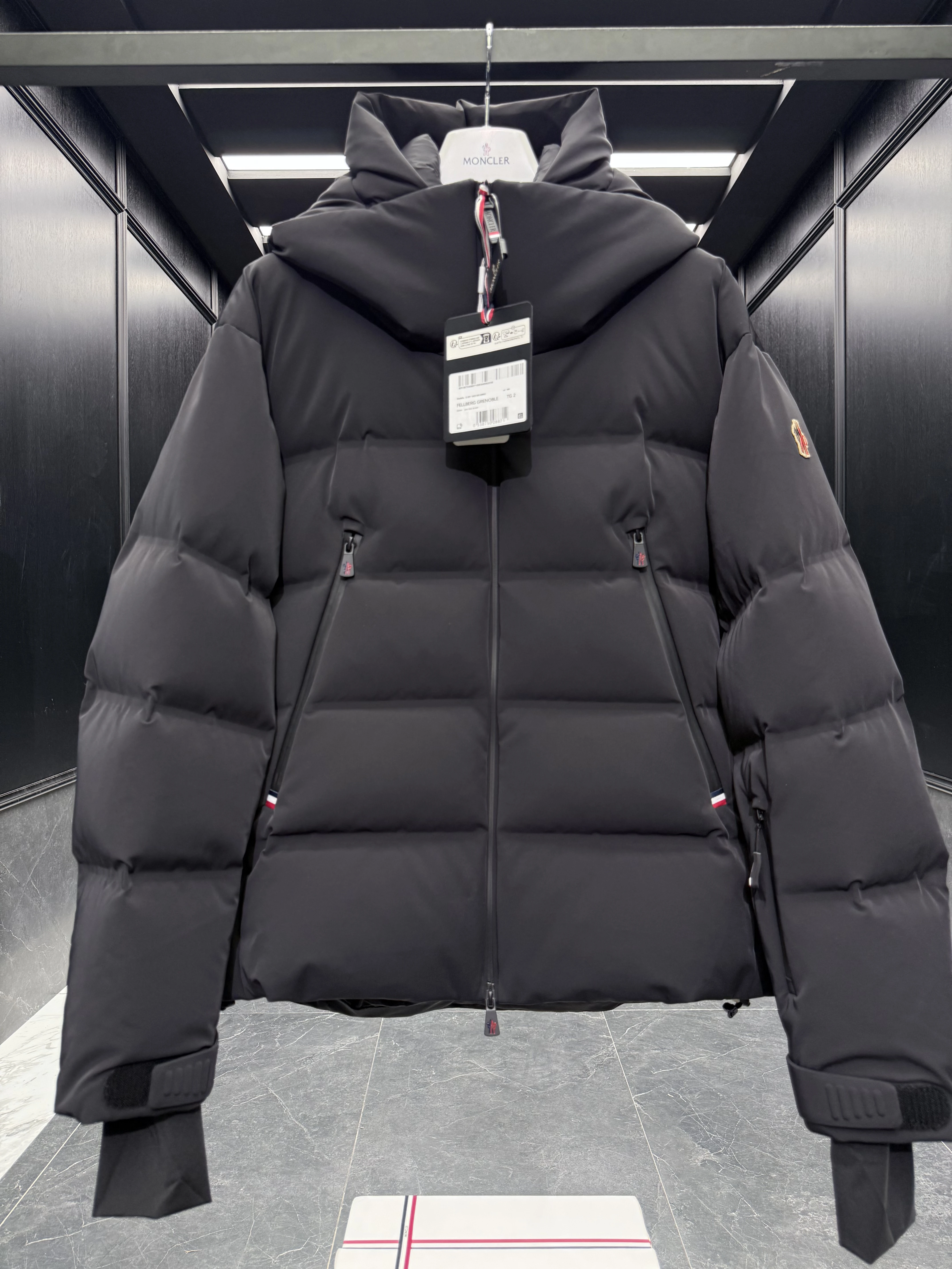 MONCLER Мужской пуховик Fellberg MONCLER Мужской пуховик Fellberg