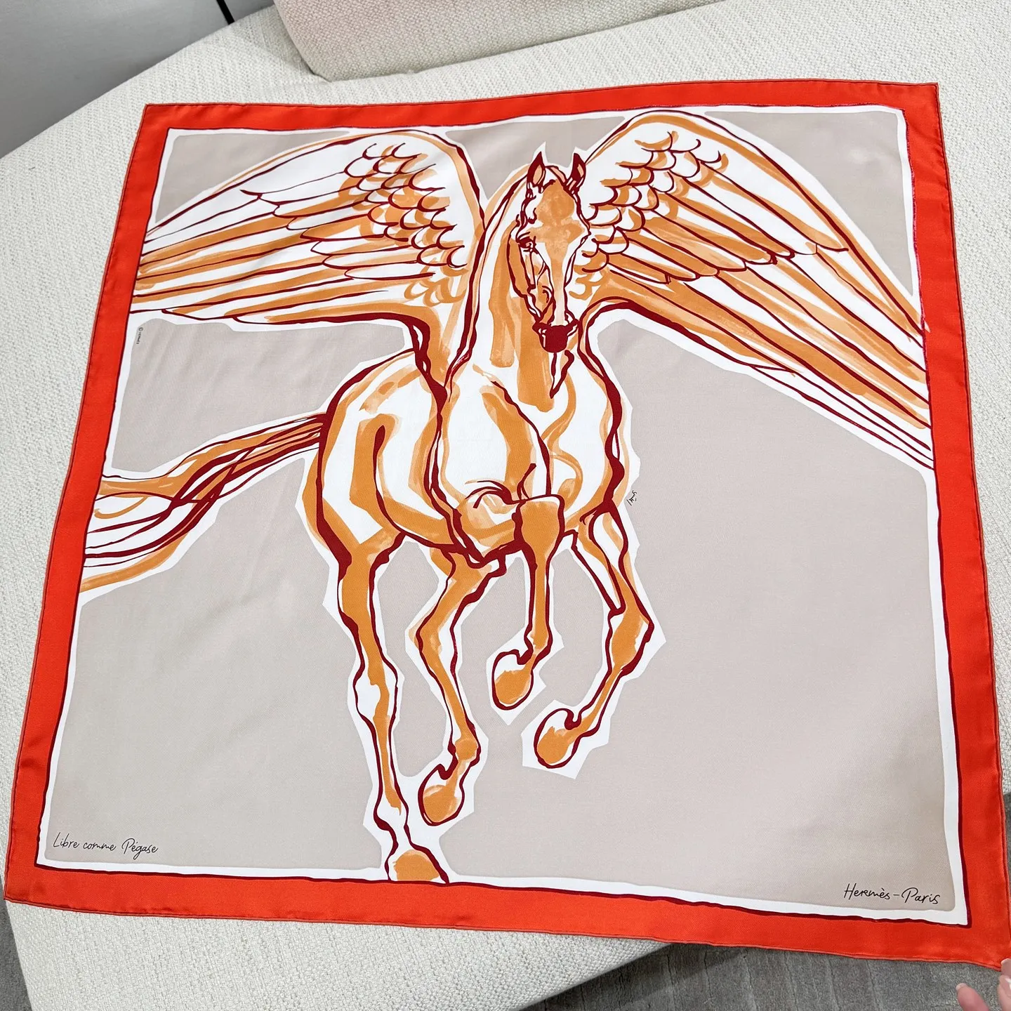 HERMES Женский платок из шелка с летающей лошадью