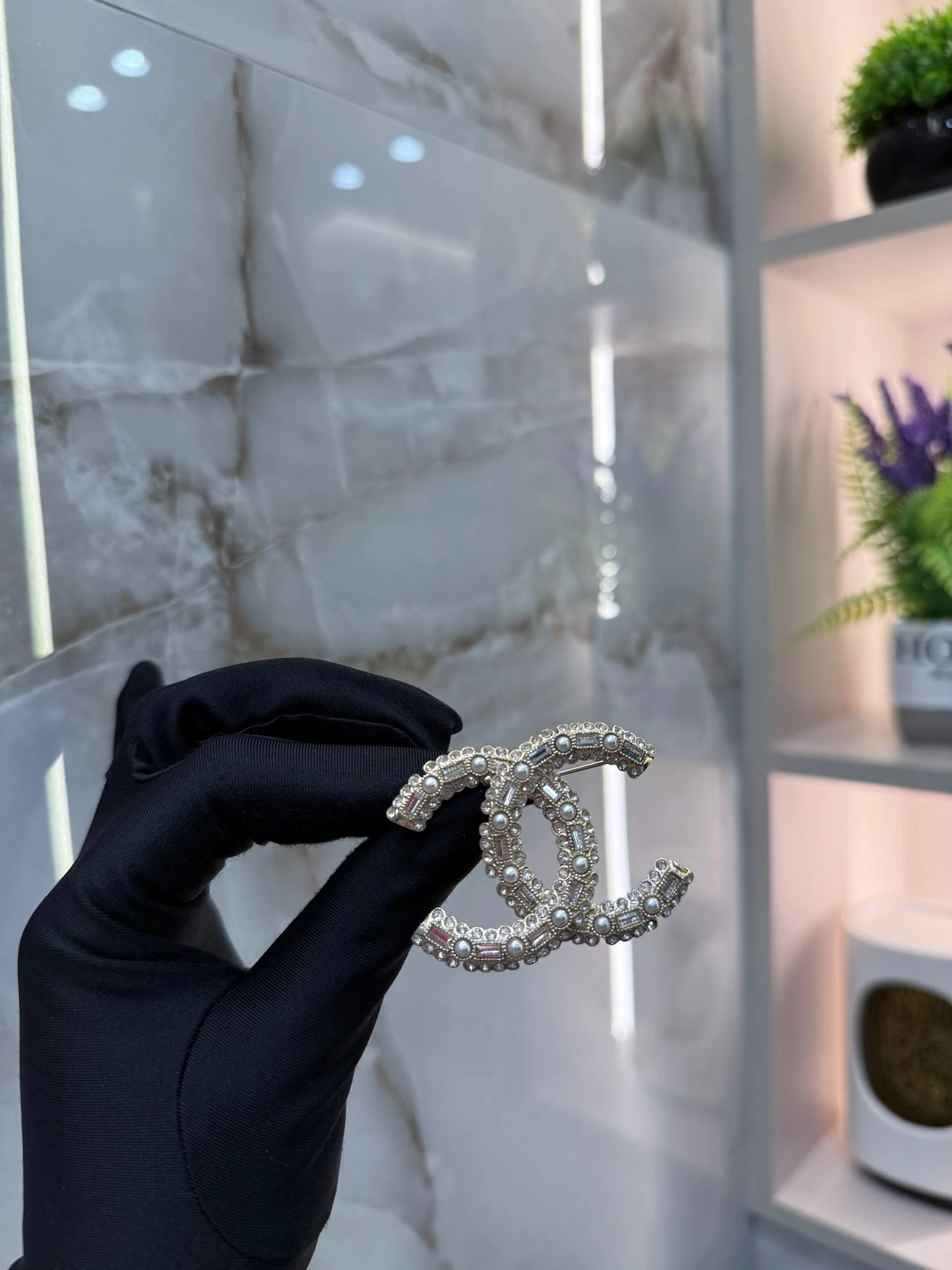 CHANEL Женская брошь из латуни CHANEL Женская брошь из латуни