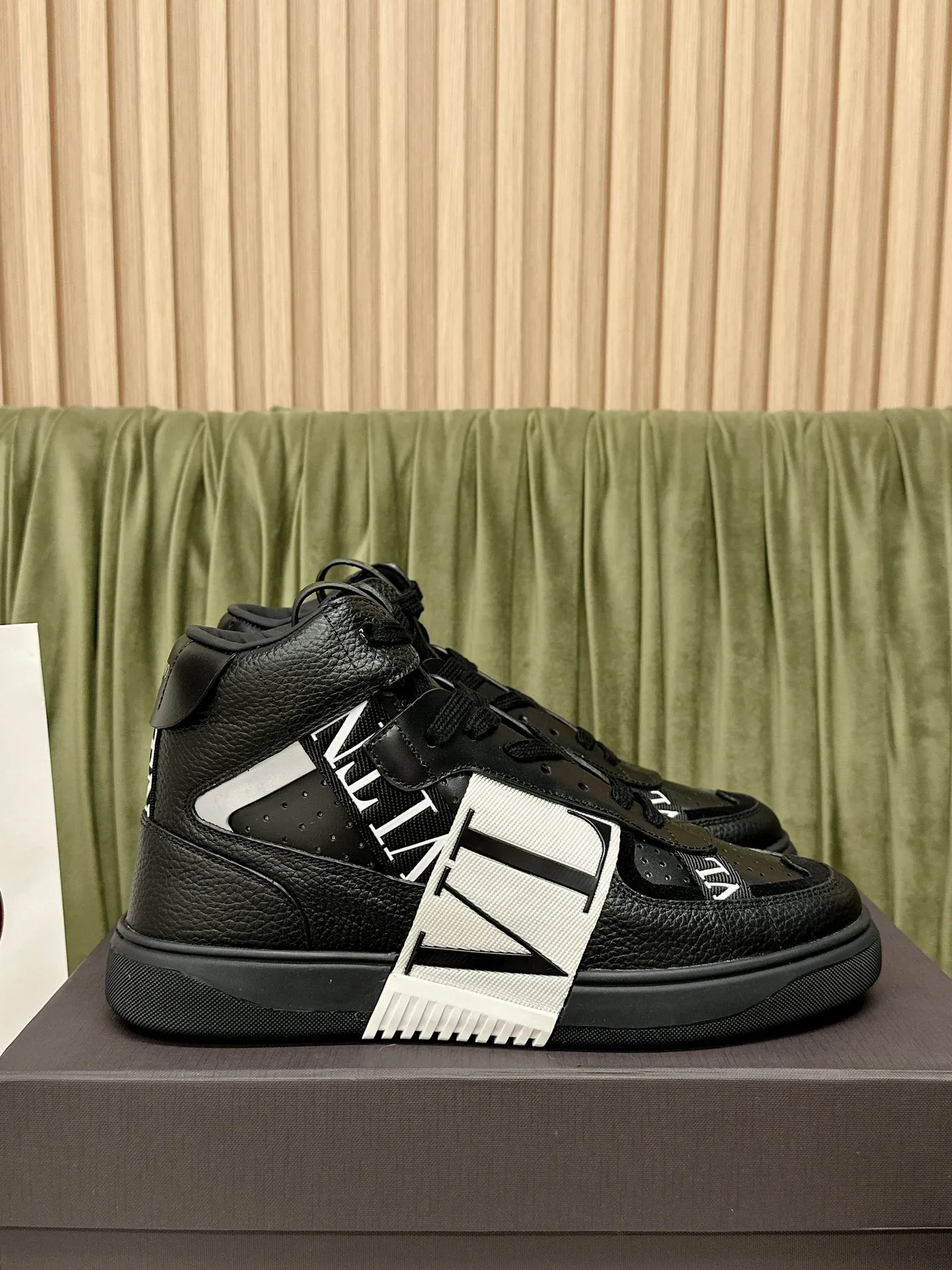 VALENTINO Мужские высокие кроссовки VL7N