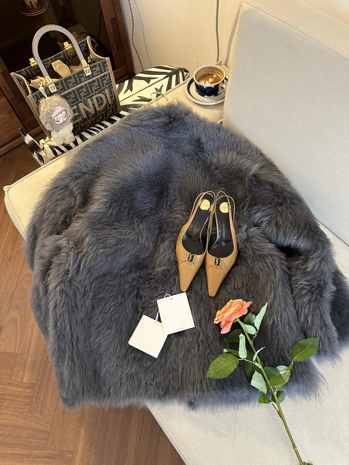 THE ROW Женская шуба из овчины бежевая