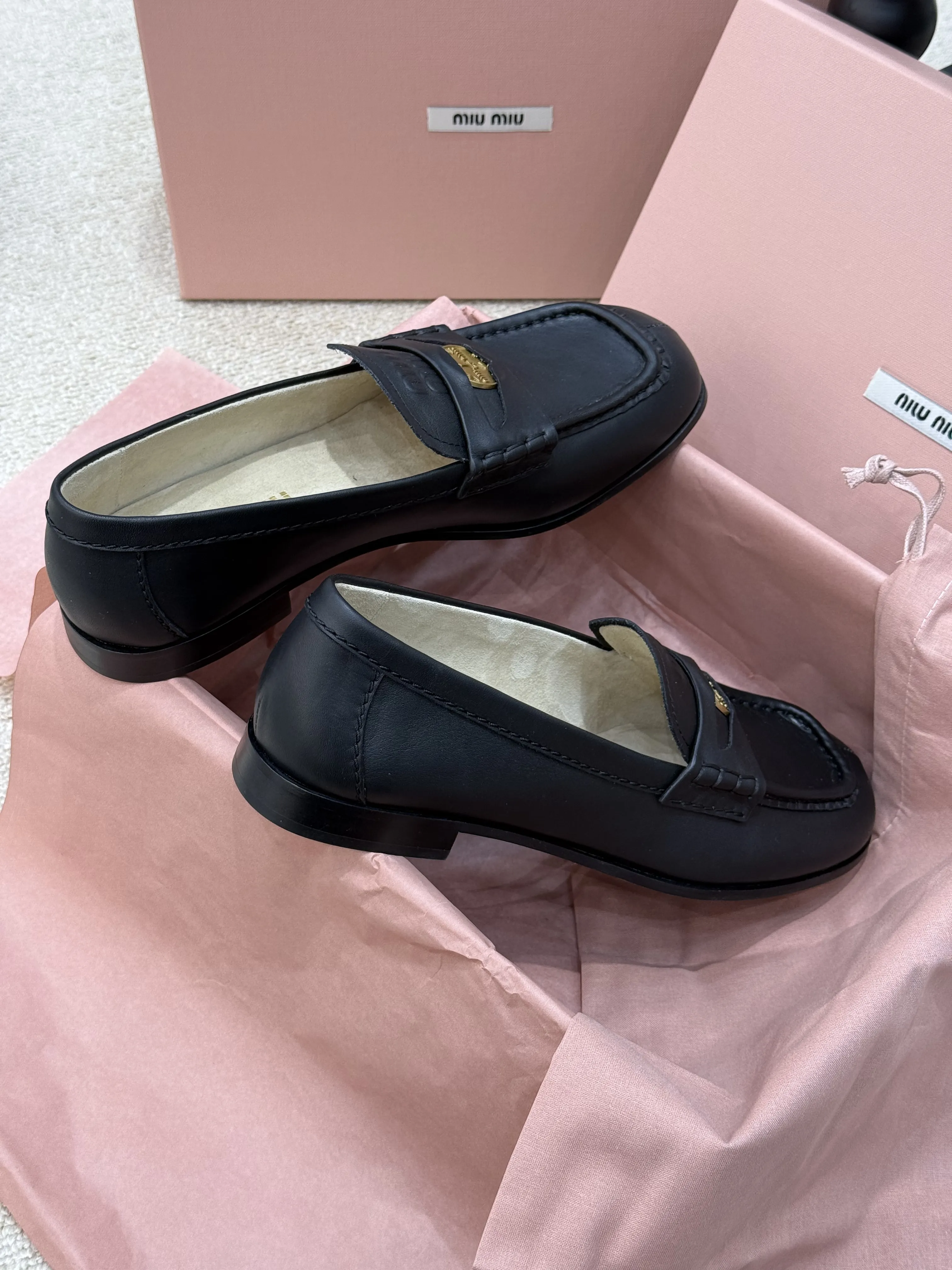 MIU MIU Женские лоферы из импортной телячьей кожи с изысканной золотой монетой