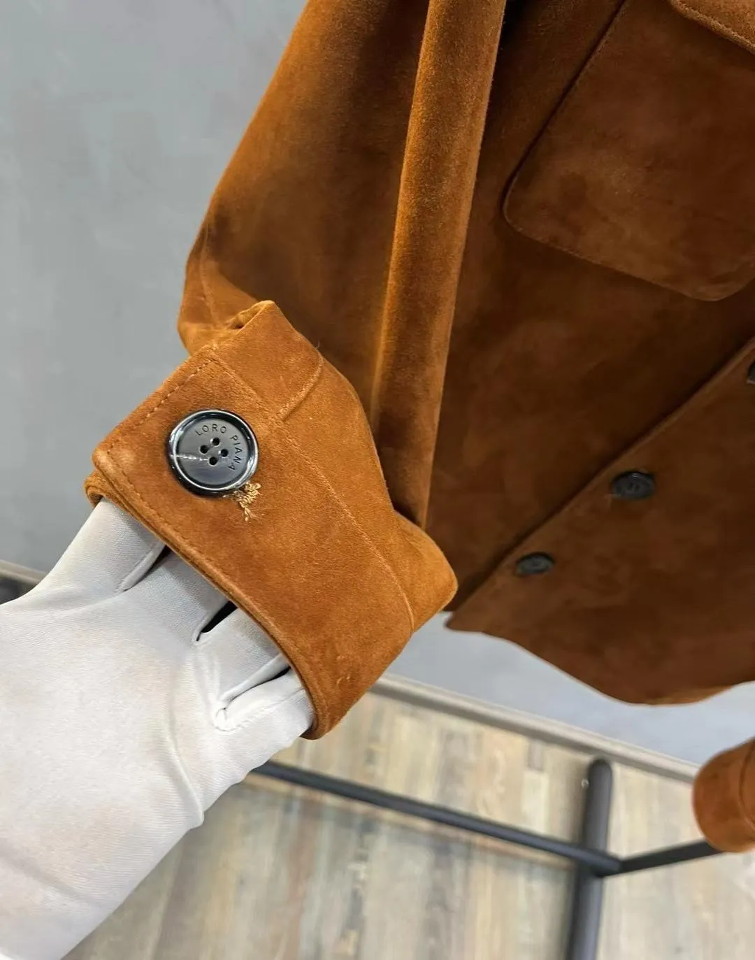 LORO PIANA Мужская куртка из замши на пуговицах с воротником LORO PIANA Мужская куртка из замши на пуговицах с воротником