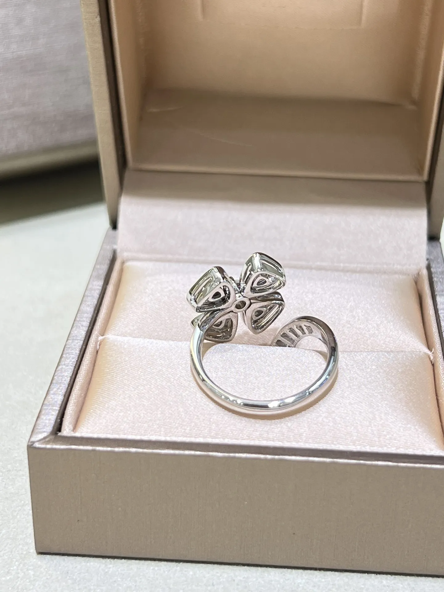 BVLGARI Женское кольцо Fiorever белое золото и бриллианты BVLGARI Женское кольцо Fiorever белое золото и бриллианты