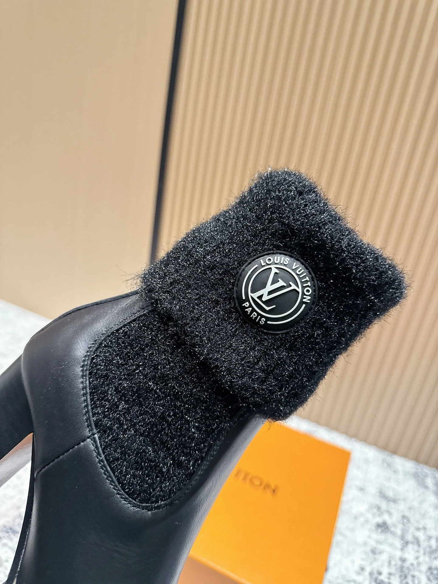 LOUIS VUITTON Женские ботильоны из кожи и шерсти LOUIS VUITTON Женские ботильоны из кожи и шерсти