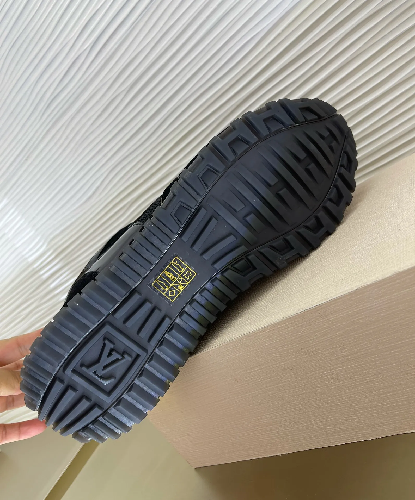 LOUIS VUITTON Женские кожаные кроссовки LOUIS VUITTON Женские кожаные кроссовки