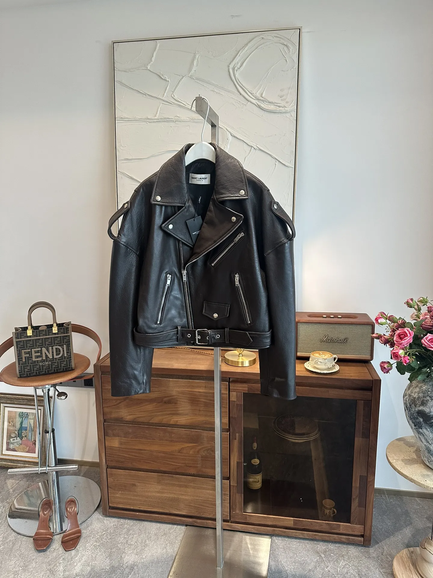 YVES SAINT LAURENT Женская кожаная куртка из коровьей кожи YVES SAINT LAURENT Женская кожаная куртка из коровьей кожи