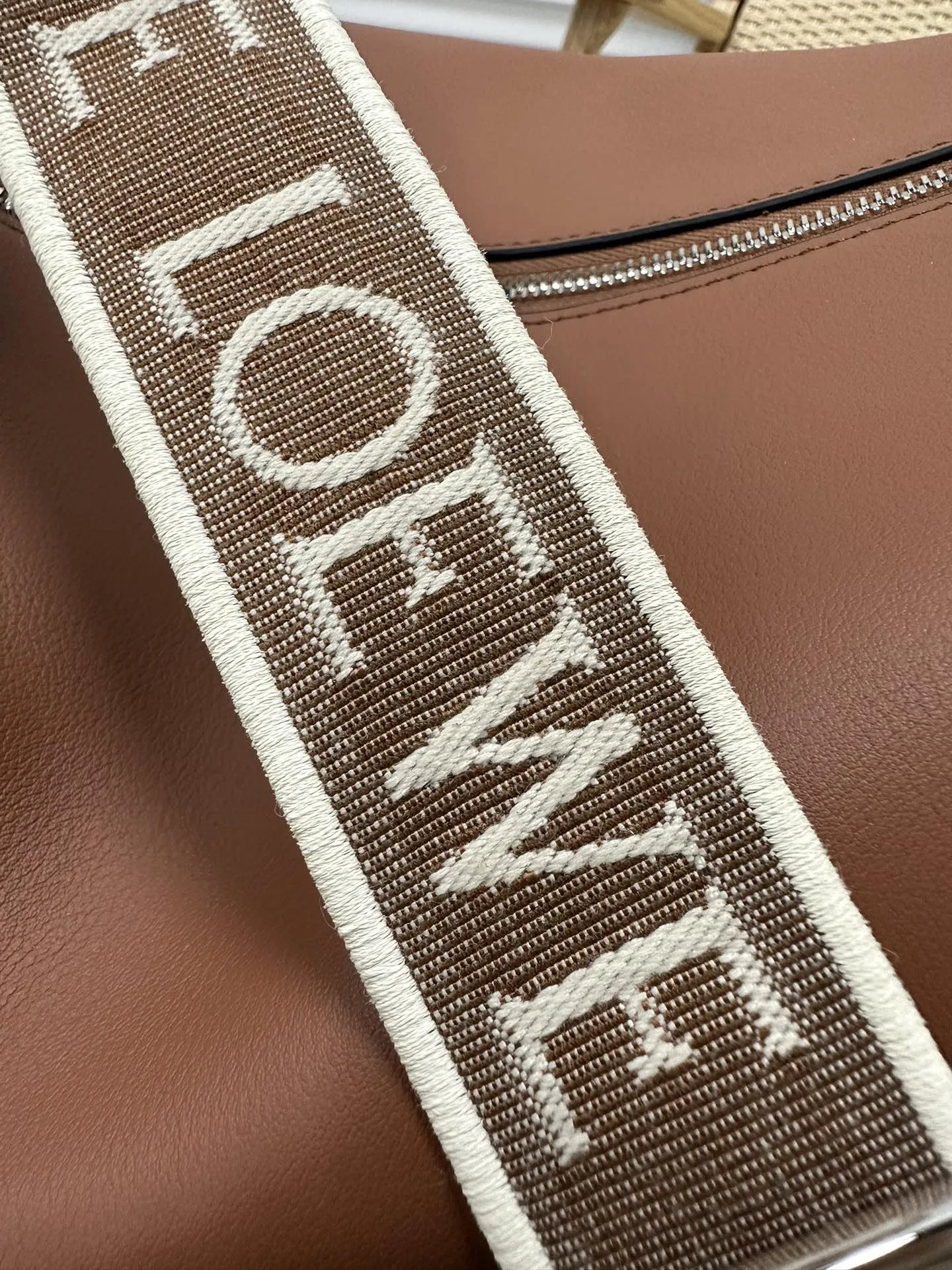 LOEWE Женская сумка Cubi Crossbody LOEWE Женская сумка Cubi Crossbody