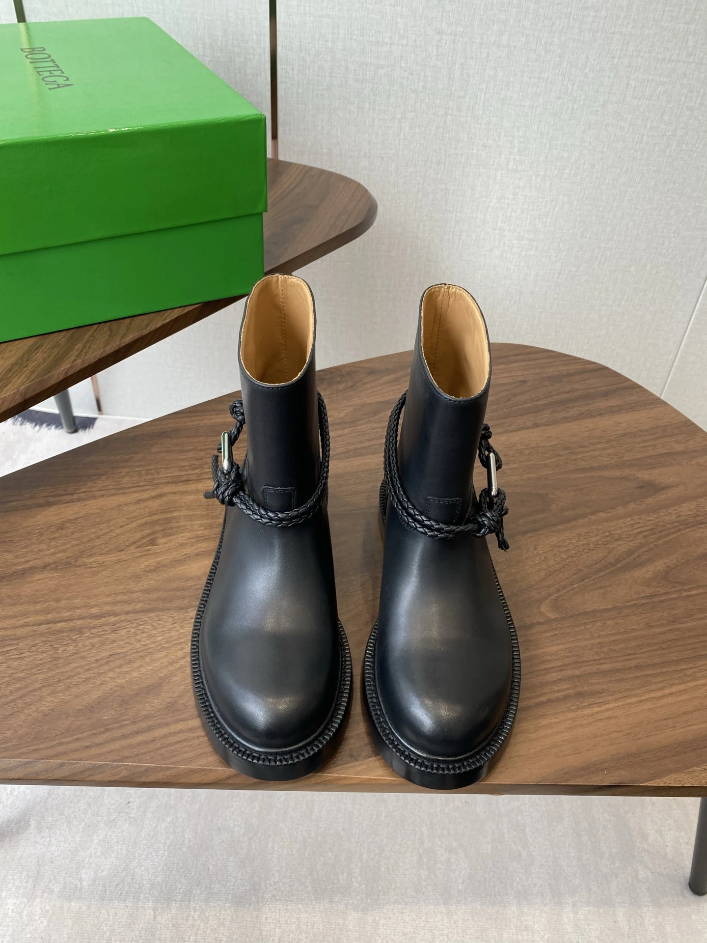 BOTTEGA VENETA Женские сапоги из телячьей кожи прямой формы BOTTEGA VENETA Женские сапоги из телячьей кожи прямой формы