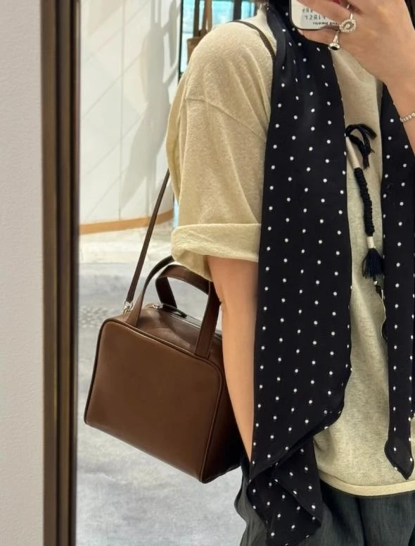 THE ROW Женская сумка из кожи ягнёнка 