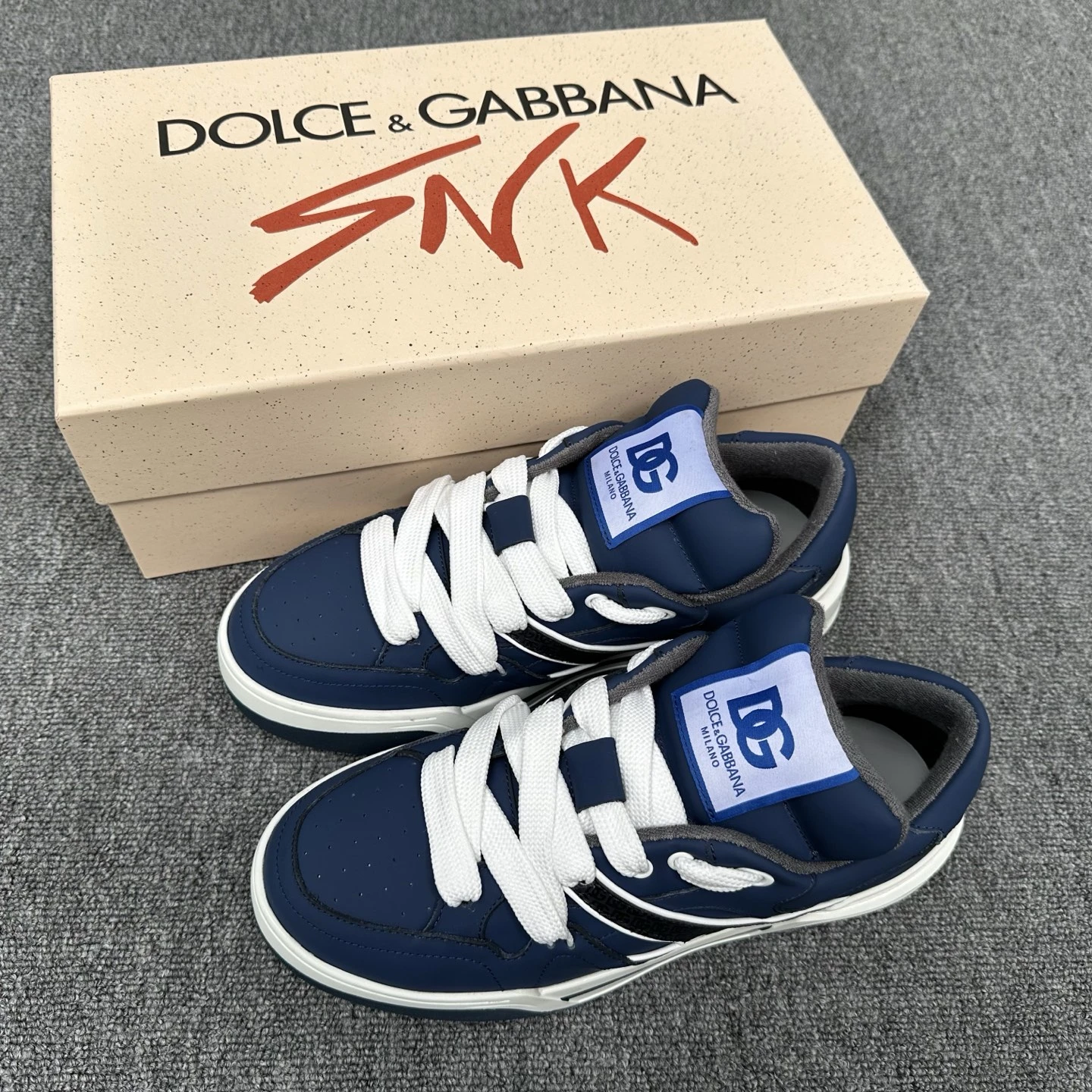 DOLCE & GABBANA Мужские кроссовки из телячьей кожи с контрастными белыми шнурками