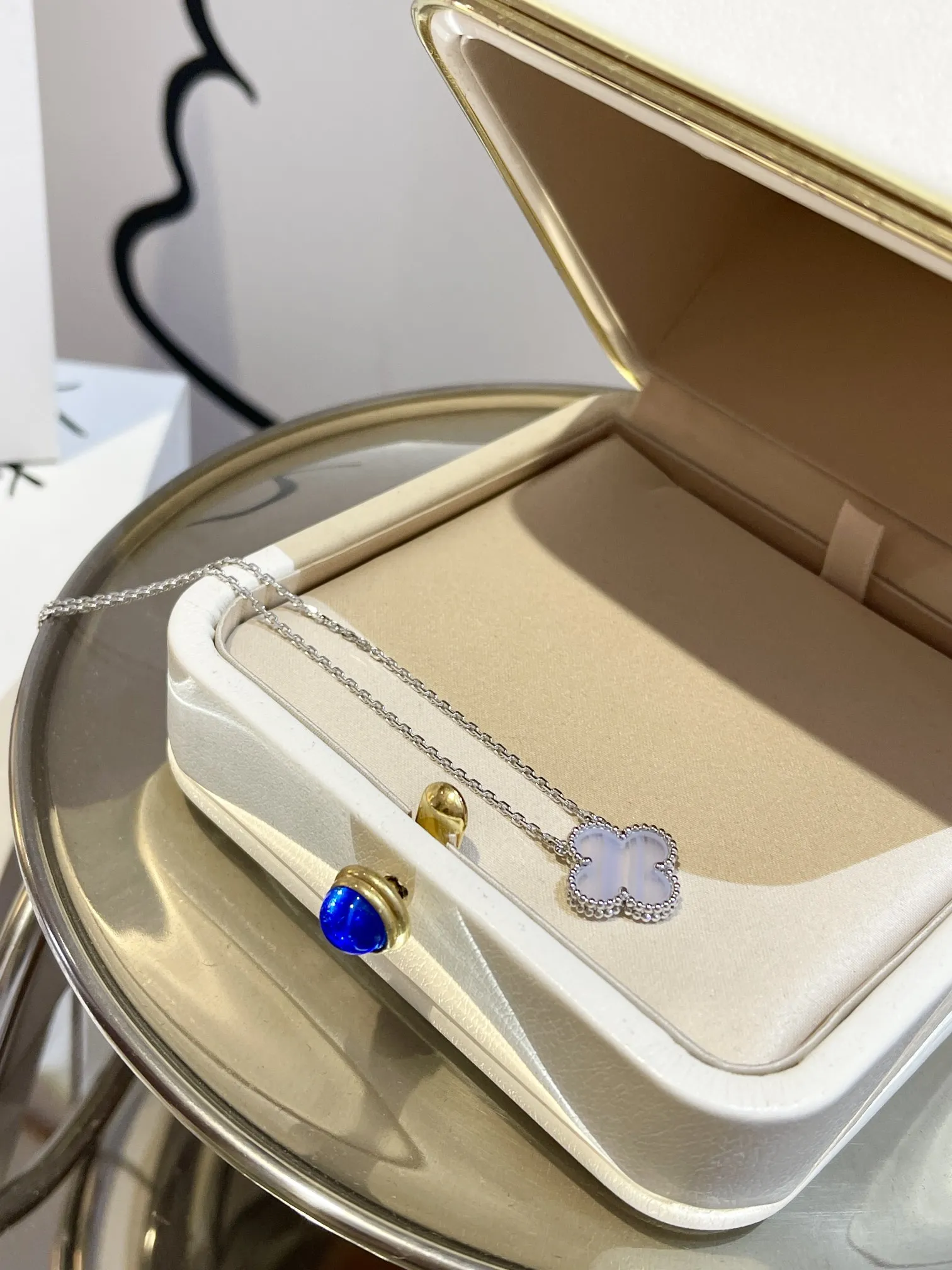 Van Cleef & Arpels Колье Alhambra белое золото и халцедон Van Cleef & Arpels Колье Alhambra белое золото и халцедон