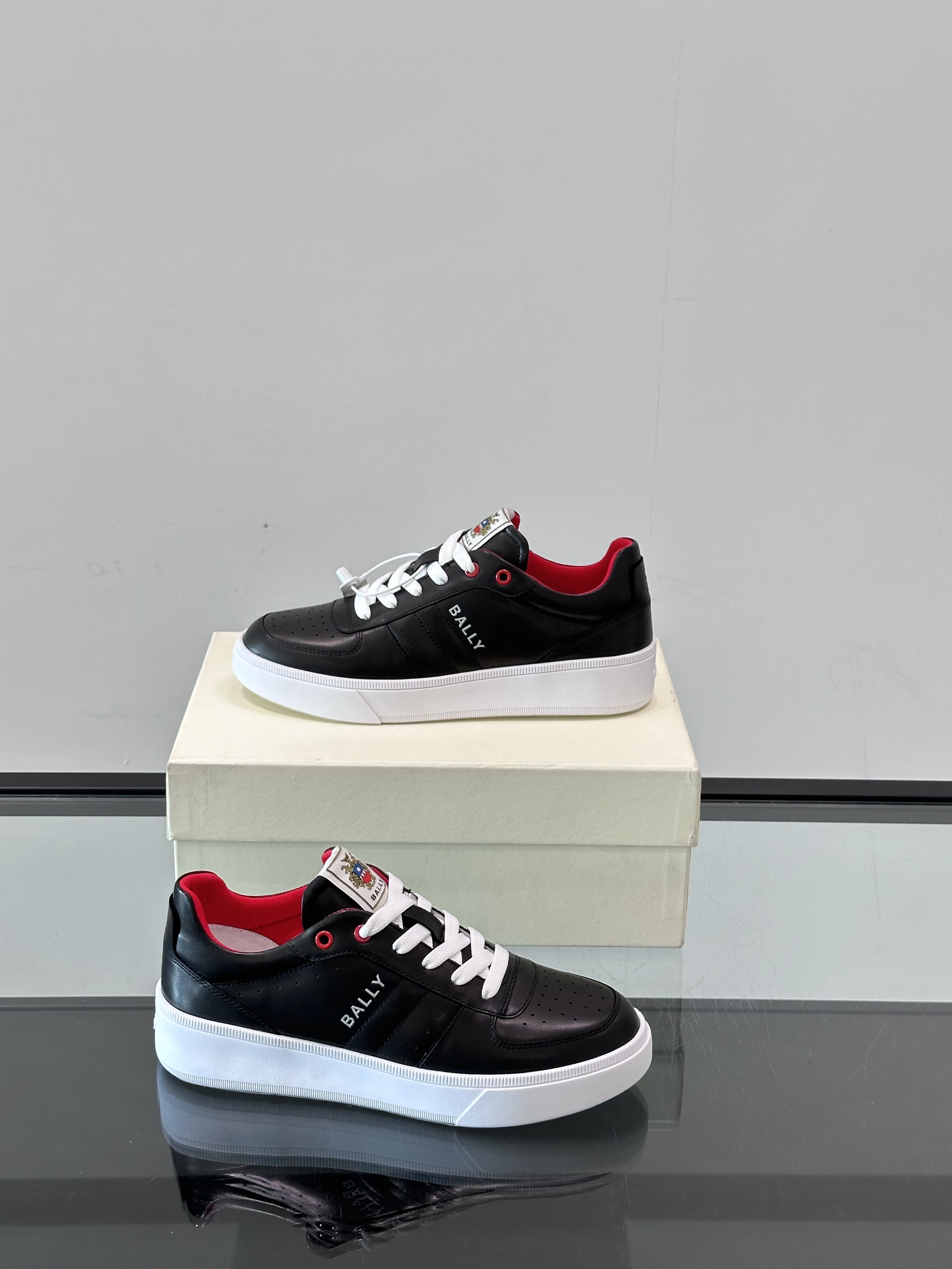 BALLY Мужские кроссовки телячья кожа с красной внутренней отделкой