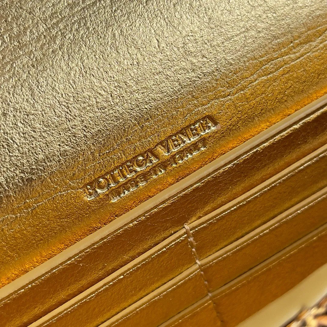 BOTTEGA VENETA Женский клатч Andiamo кожа Intrecciato