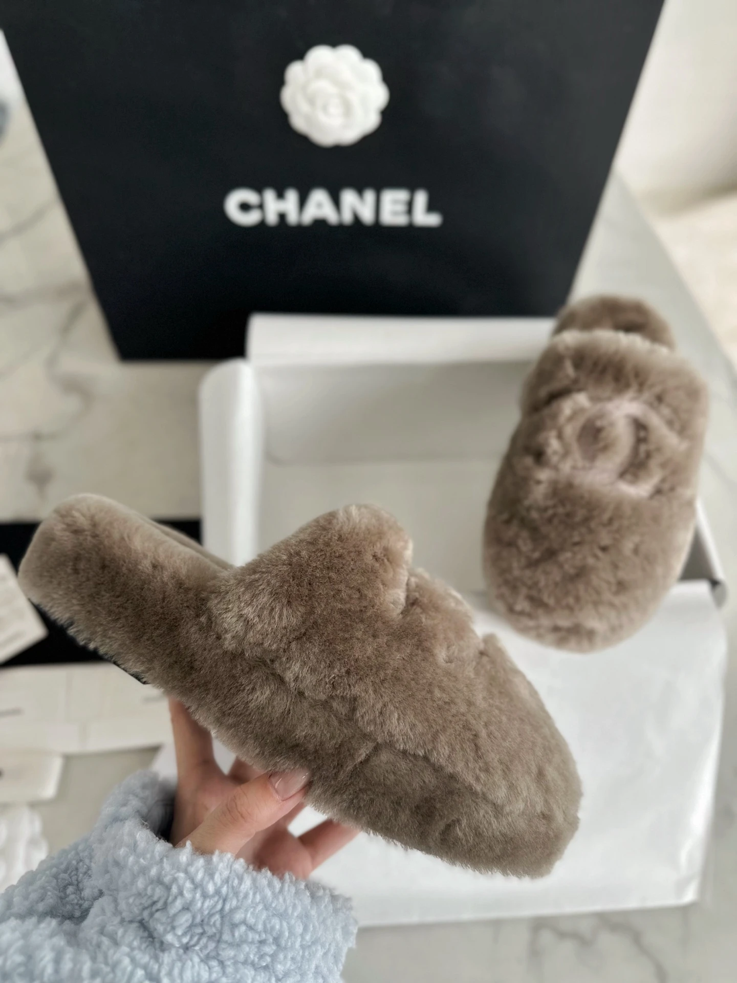 CHANEL Женские тапки из замши и шерсти CHANEL Женские тапки из замши и шерсти