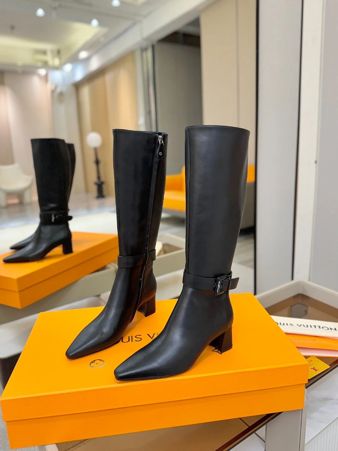 LOUIS VUITTON Женские сапоги с острым мысом LOUIS VUITTON Женские сапоги с острым мысом