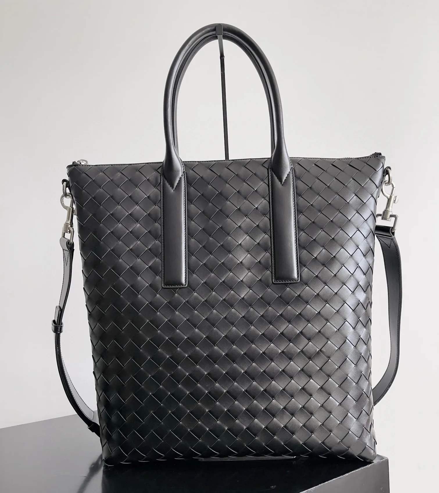 BOTTEGA VENETA Мужская Сумка из телячьей кожи