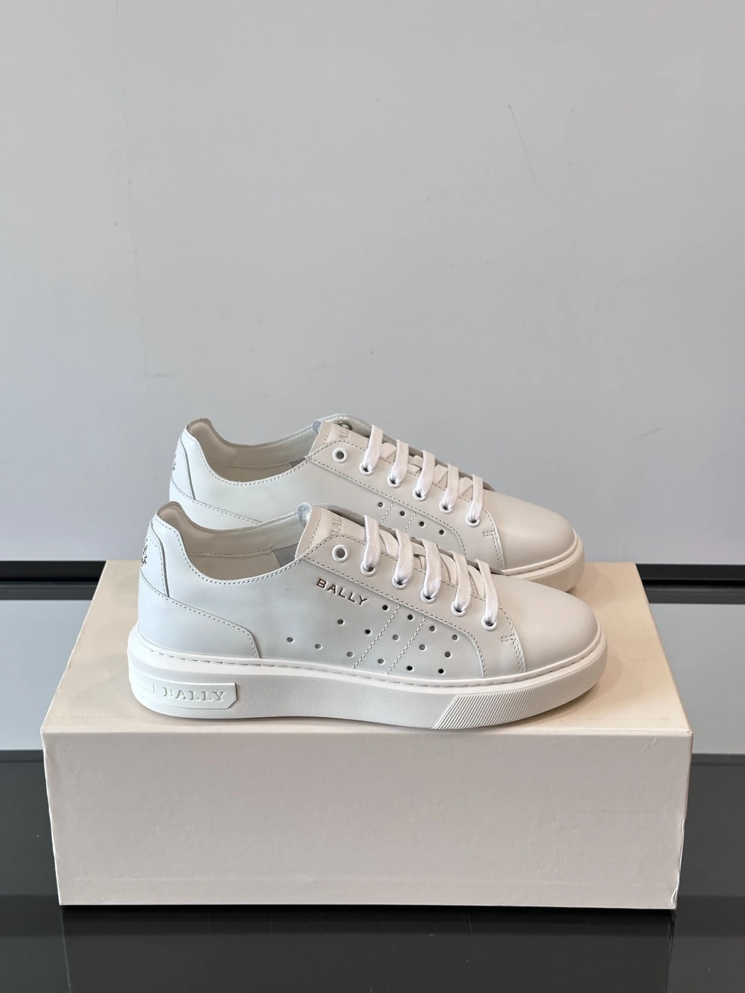 BALLY Мужские кроссовки телячья кожа с фирменной перфорацией BALLY Мужские кроссовки телячья кожа с фирменной перфорацией